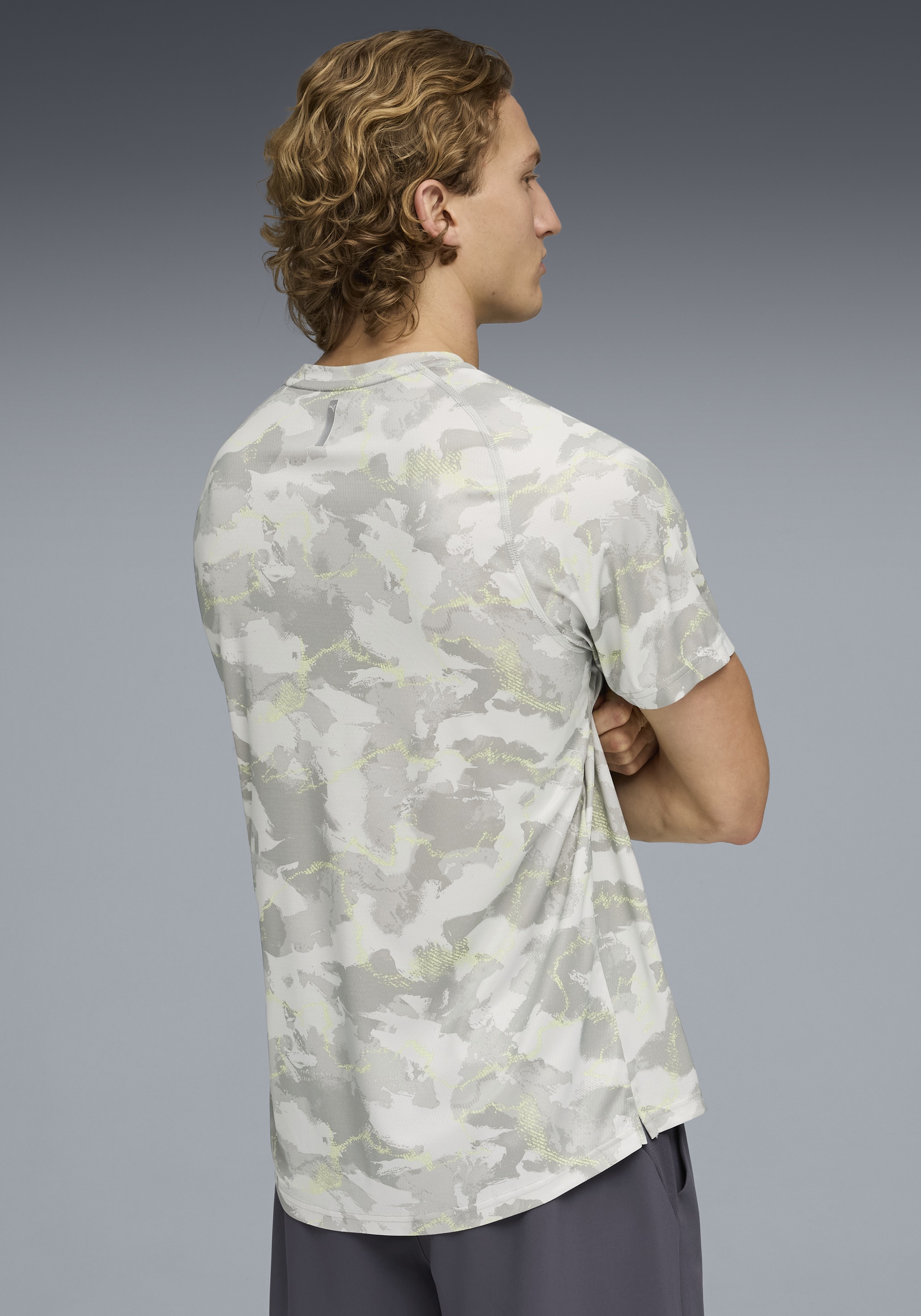 PUMA Trainingsshirt »M PWRTRAIN AOP TEE« Regular Fit, kurze Ärmel, für Fitness und sportliche Aktivitäten