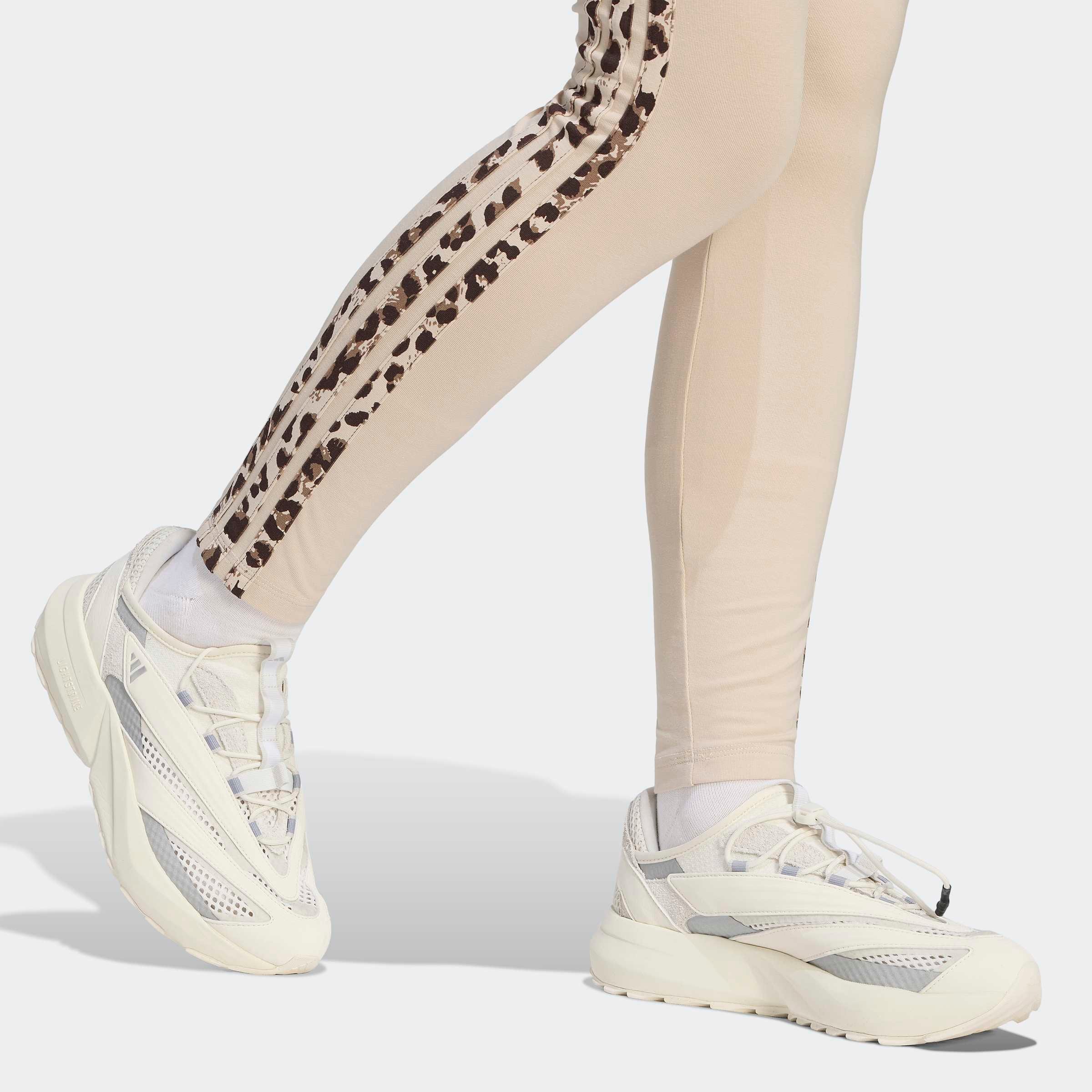 adidas Sportswear Leggings »SEASONAL ESSENTIALS 3-STREIFEN, ANIMALPRINT«  für Erwachsene, mit sportlichem Stil, eng anliegende Passform