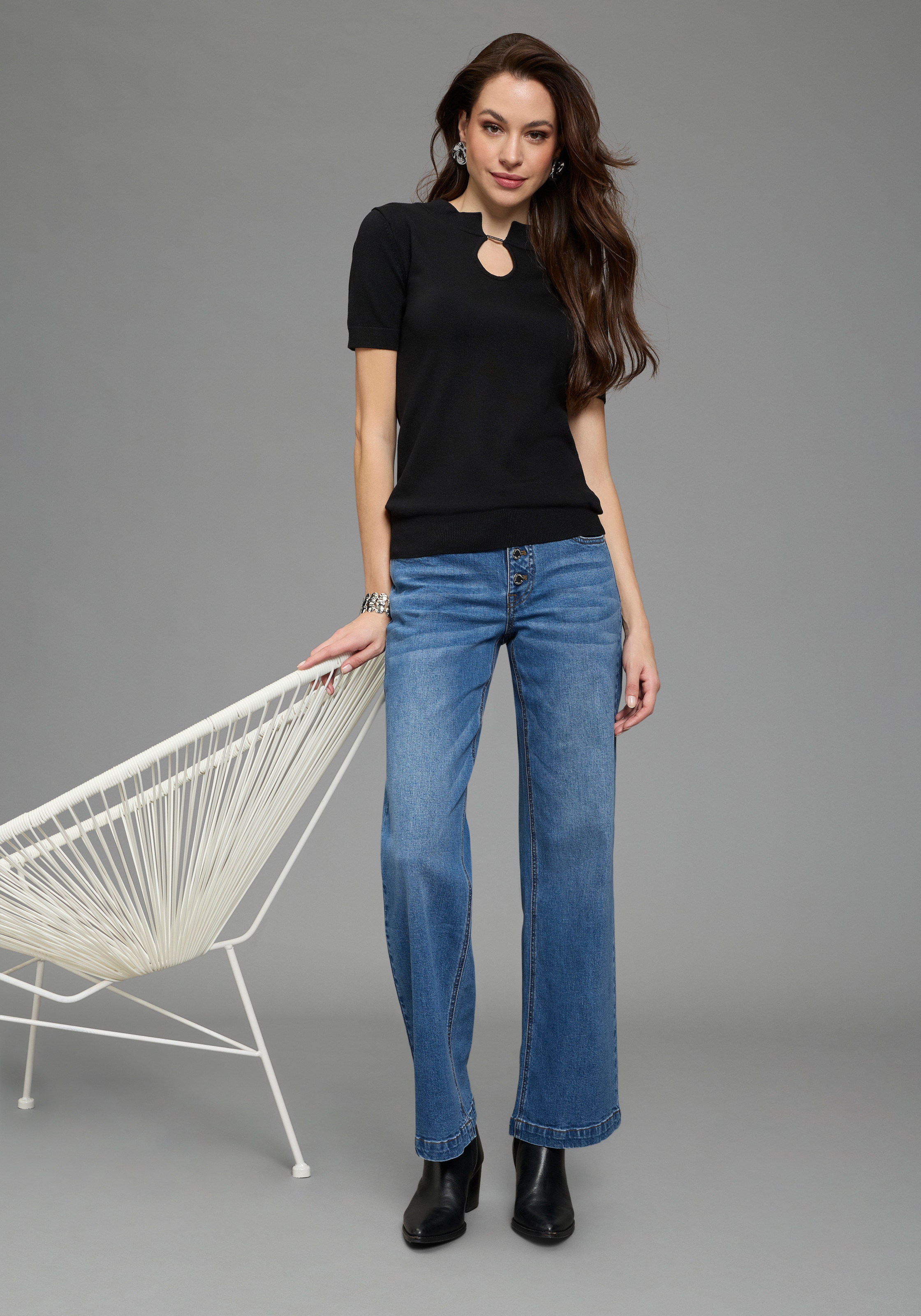 Bruno Banani Kurzarmpullover mit modischem Cut-Out und Schmuck-Detail