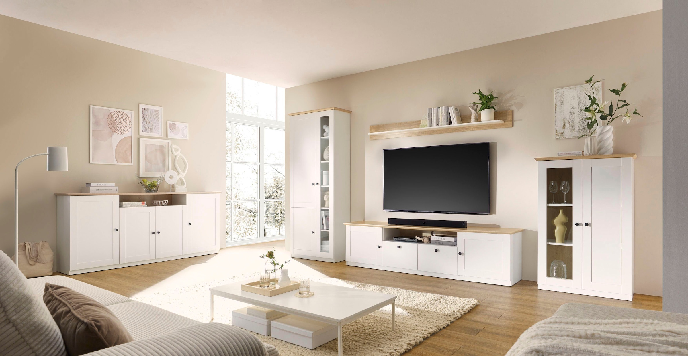 OTTO home Vitrine »Brest, Standvitrine im Landhausstil, Glasvitrine, Vitrinenschrank« schwarze Metallgriffe, ausreichend Stauraum, Glastür, 123 cm hoch