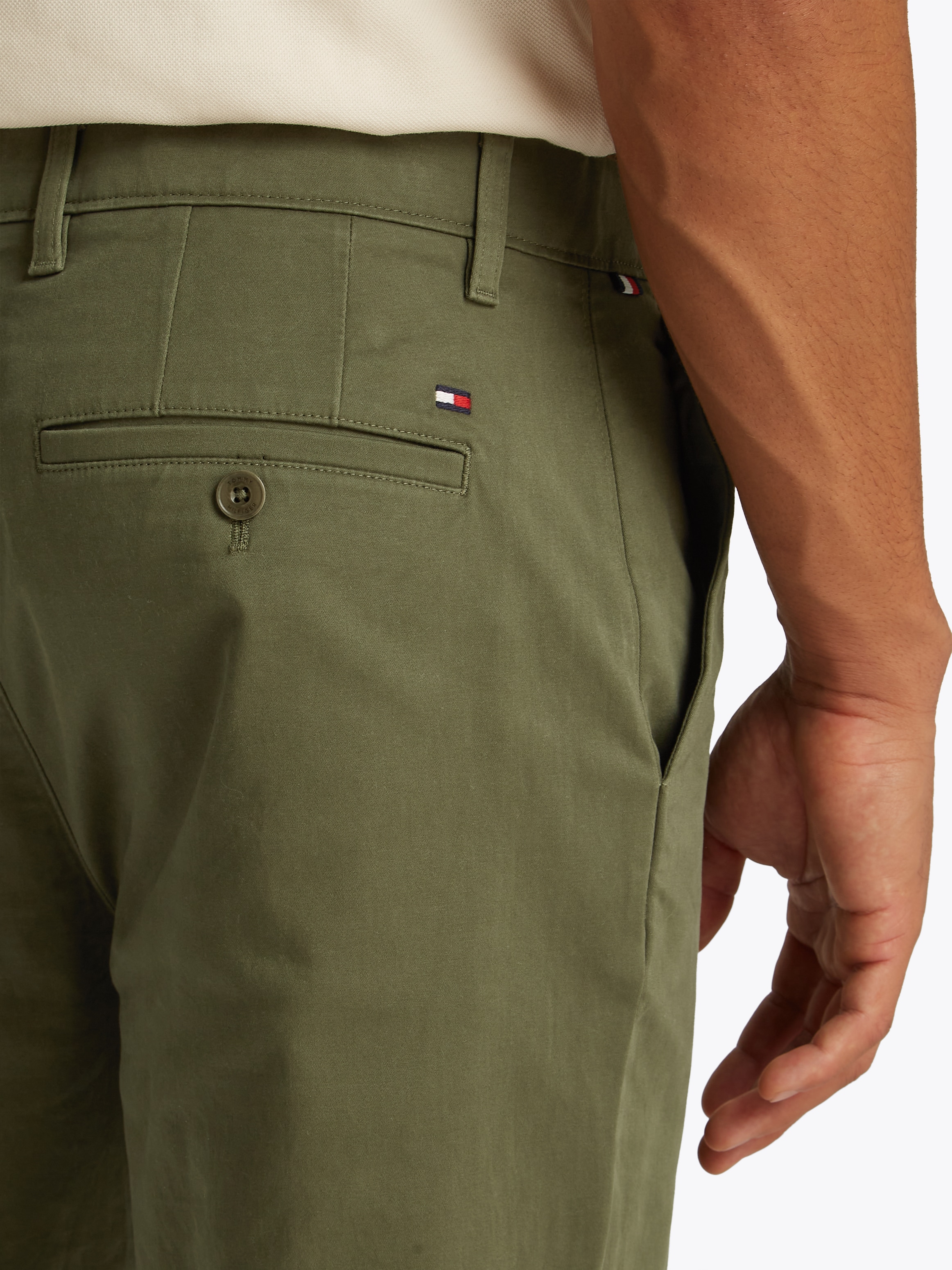 Tommy Hilfiger Chinohose »DENTON CHINO SATIN«, mit Gesäßtaschen mit Knopf, Logostickerei