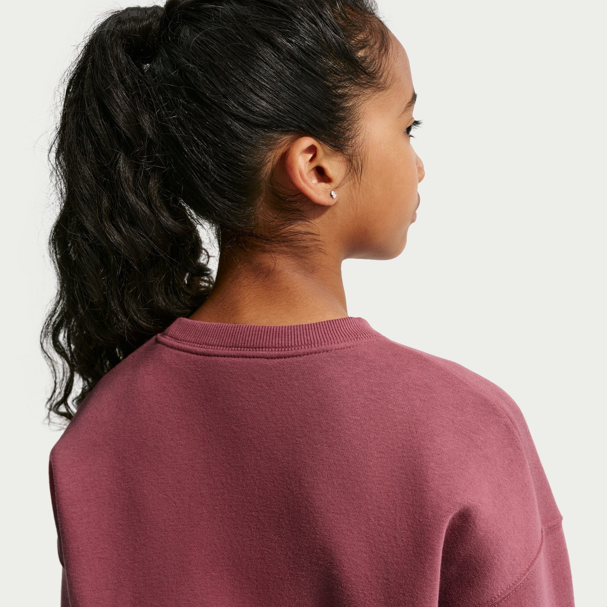 Nike Sportswear Sweatshirt »G NSW STUDIO FLC BXY OS LBR«, Langarm-Design, mit Rundhalsausschnitt, aus Baumwolle und Polyester
