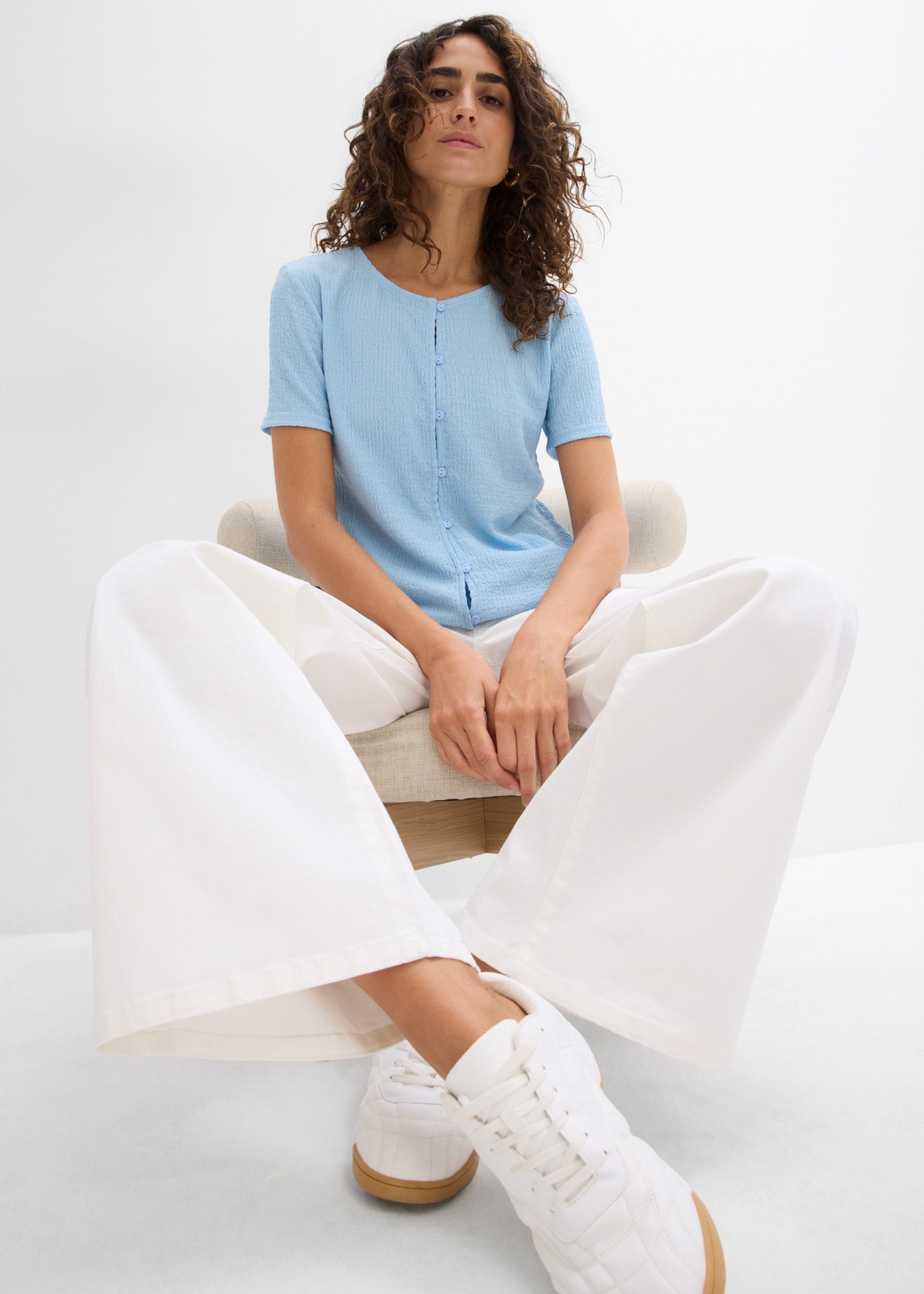 bonprix T-Shirt Slim Fit Passform, Kurzarm-Design, mit Knopfleiste