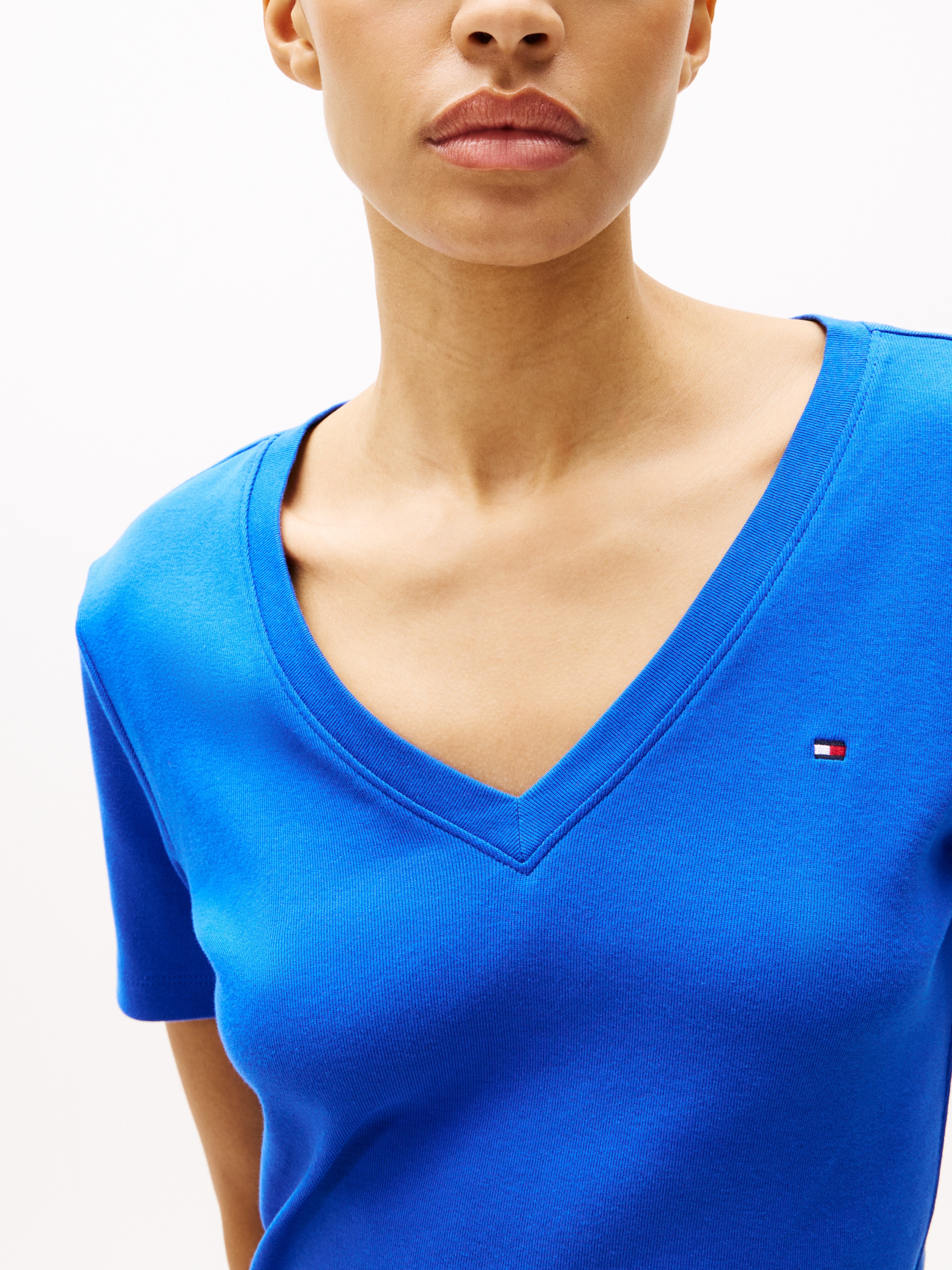 Tommy Hilfiger T-Shirt »SLIM CODY V-NK SS«, mit Logostickerei