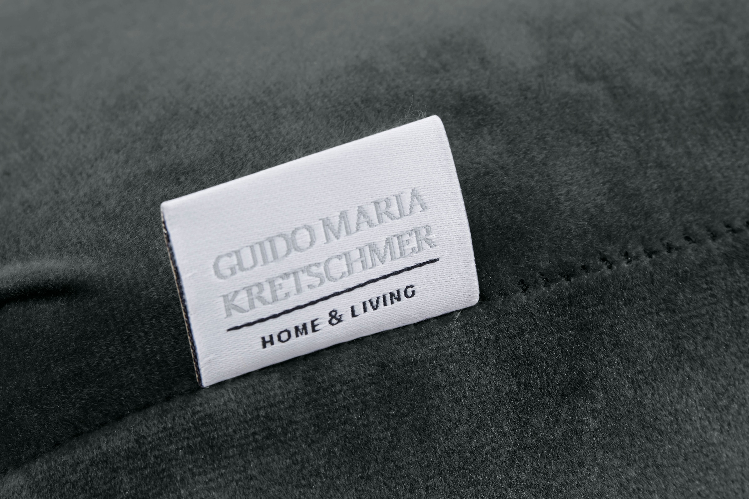 Guido Maria Kretschmer Home&Living Polsterhocker »Kalina«, mit klassischer Chesterfield-Knopfheftung, passend zur Serie "Kalina"
