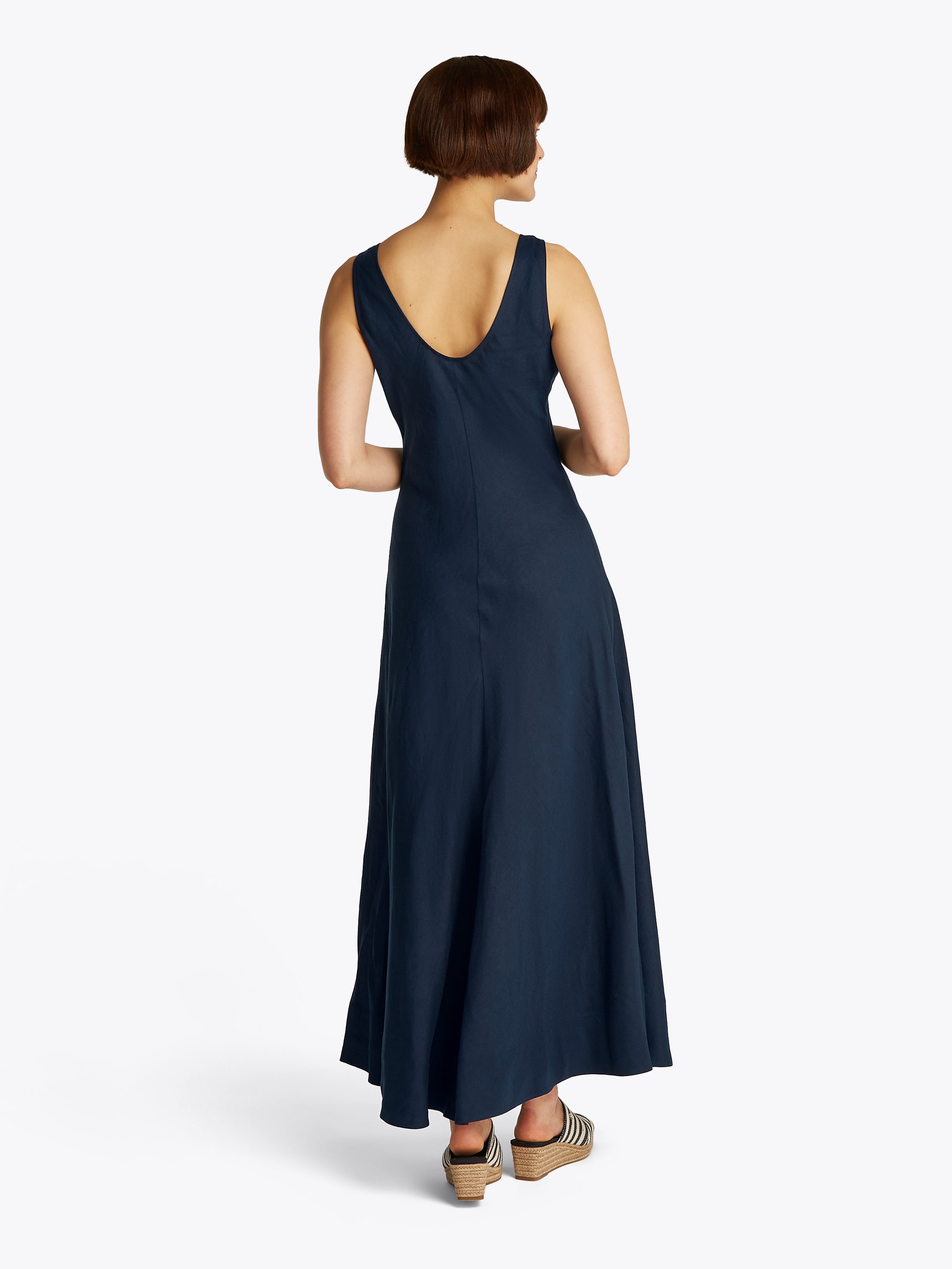 Tommy Hilfiger Maxikleid »TEXTURED LINEN TANK MAXI DRESS«, mit Metalllabel,kühlendes Premium Leinen