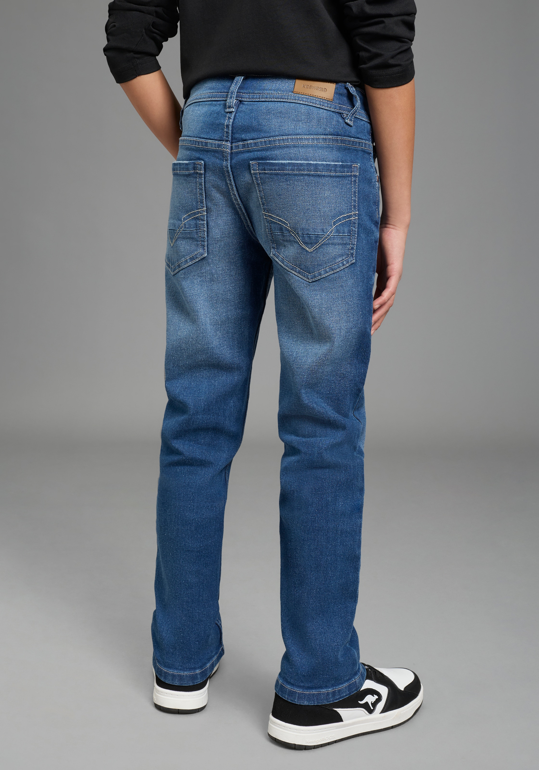 KIDSWORLD Regular-fit-Jeans »Basic Jeans für Jungen« gerader Beinverlauf, langer Schnitt, normaler Bund