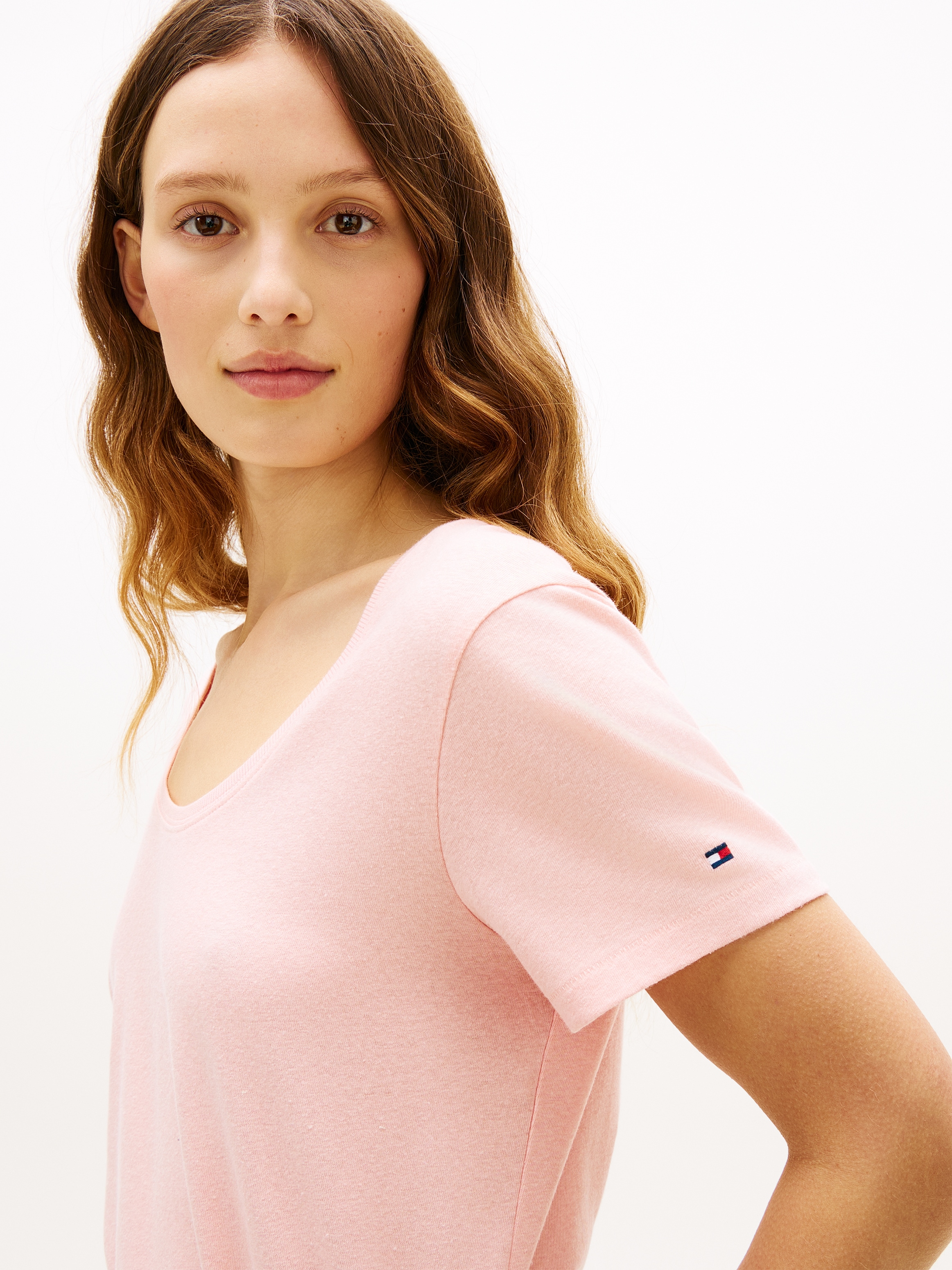 Tommy Hilfiger Kurzarmshirt »CO LINEN SCOOP NK SS TEE« mit kleinem Logo-Stick