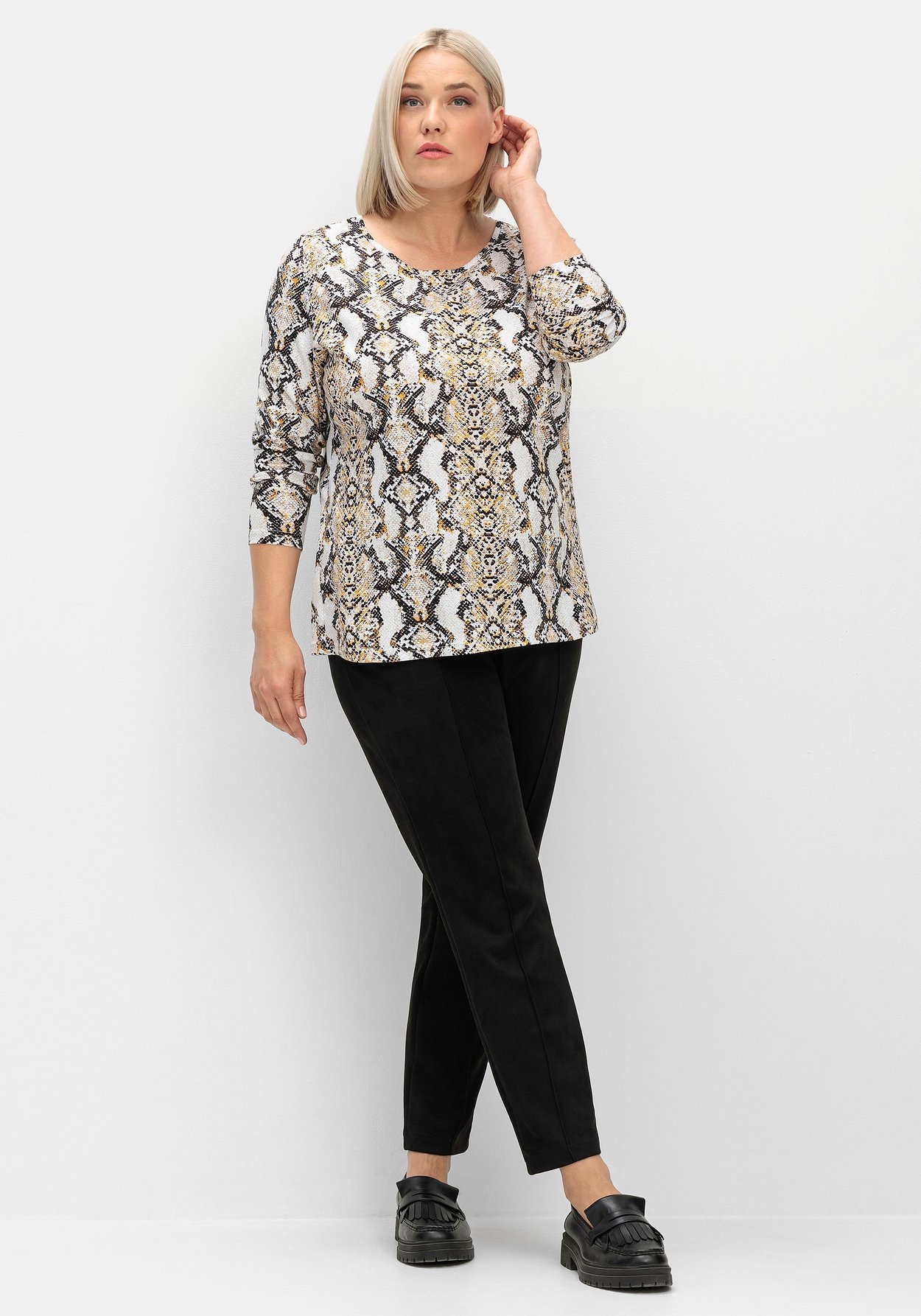 Sheego Langarmshirt »Langarmshirt mit Animalprint und Rundhalsausschnitt«, mit Animalprint und Rundhalsausschnitt