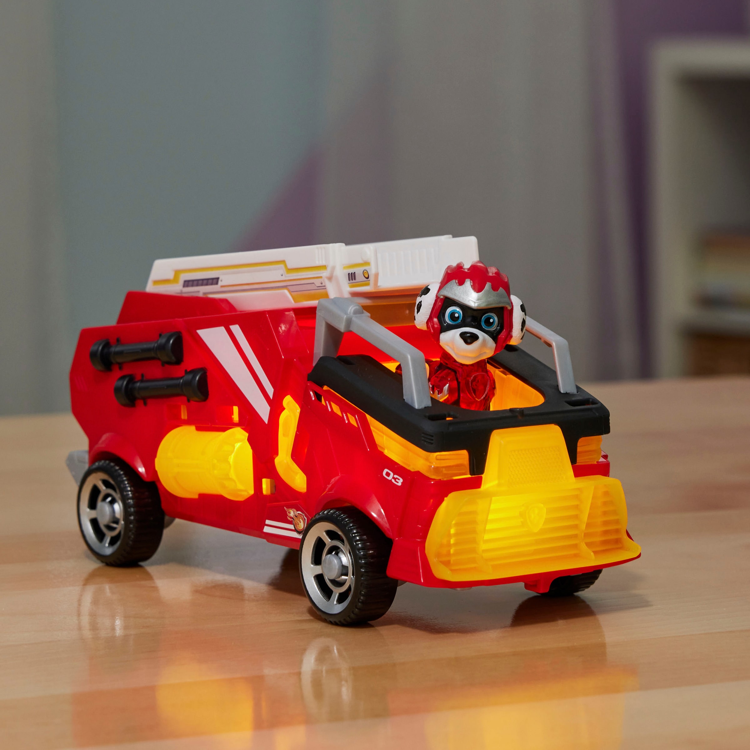 Spin Master Spielzeug-Auto »Paw Patrol - Movie II - Basic Themed Vehicles Marshall«, von Marshall Löschzug mit Welpenfigur, Licht- und Soundeffekt