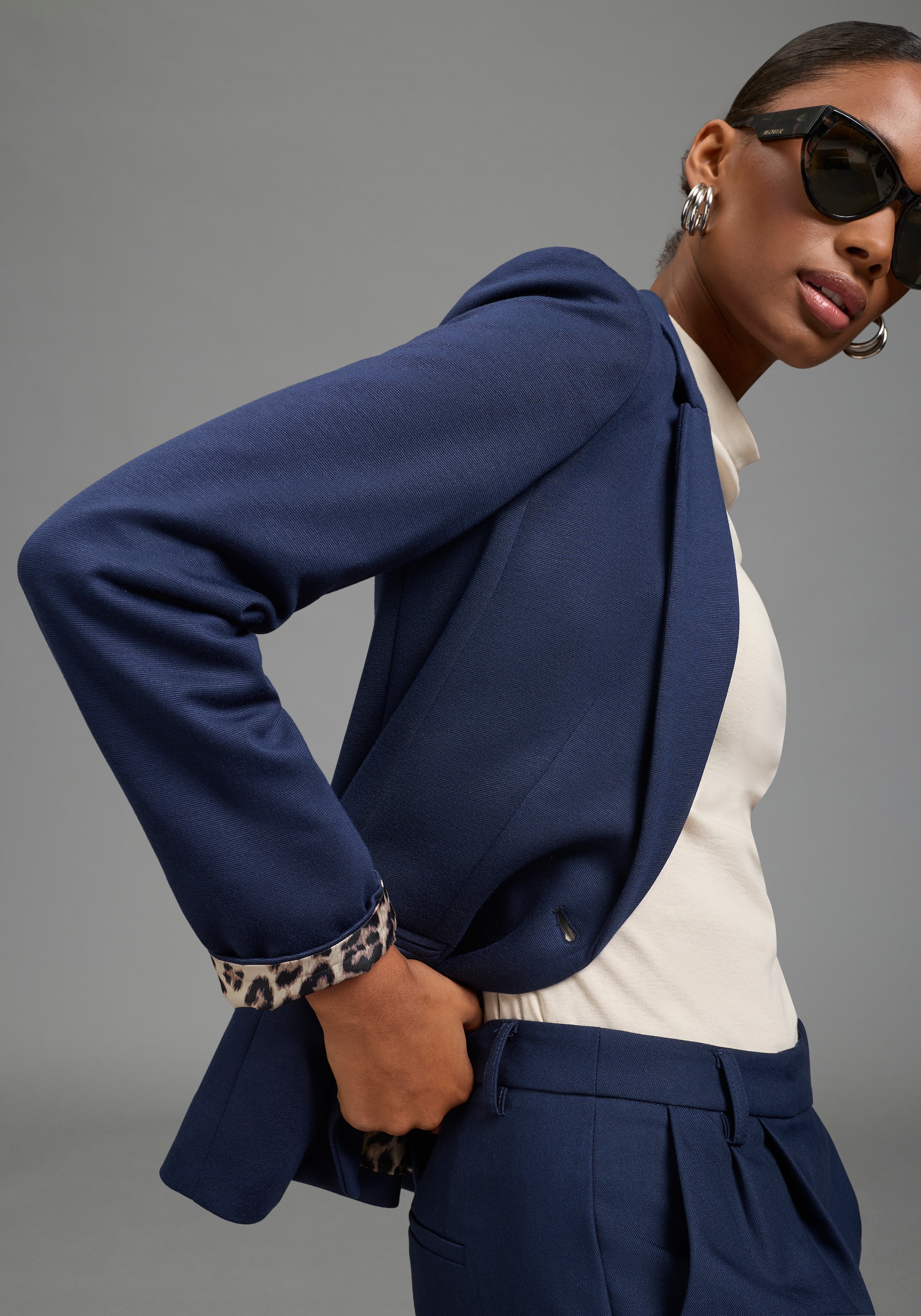 Bruno Banani Kurzblazer hüftlange Schnittform, figurbetonte Passform, mit Markenlabel