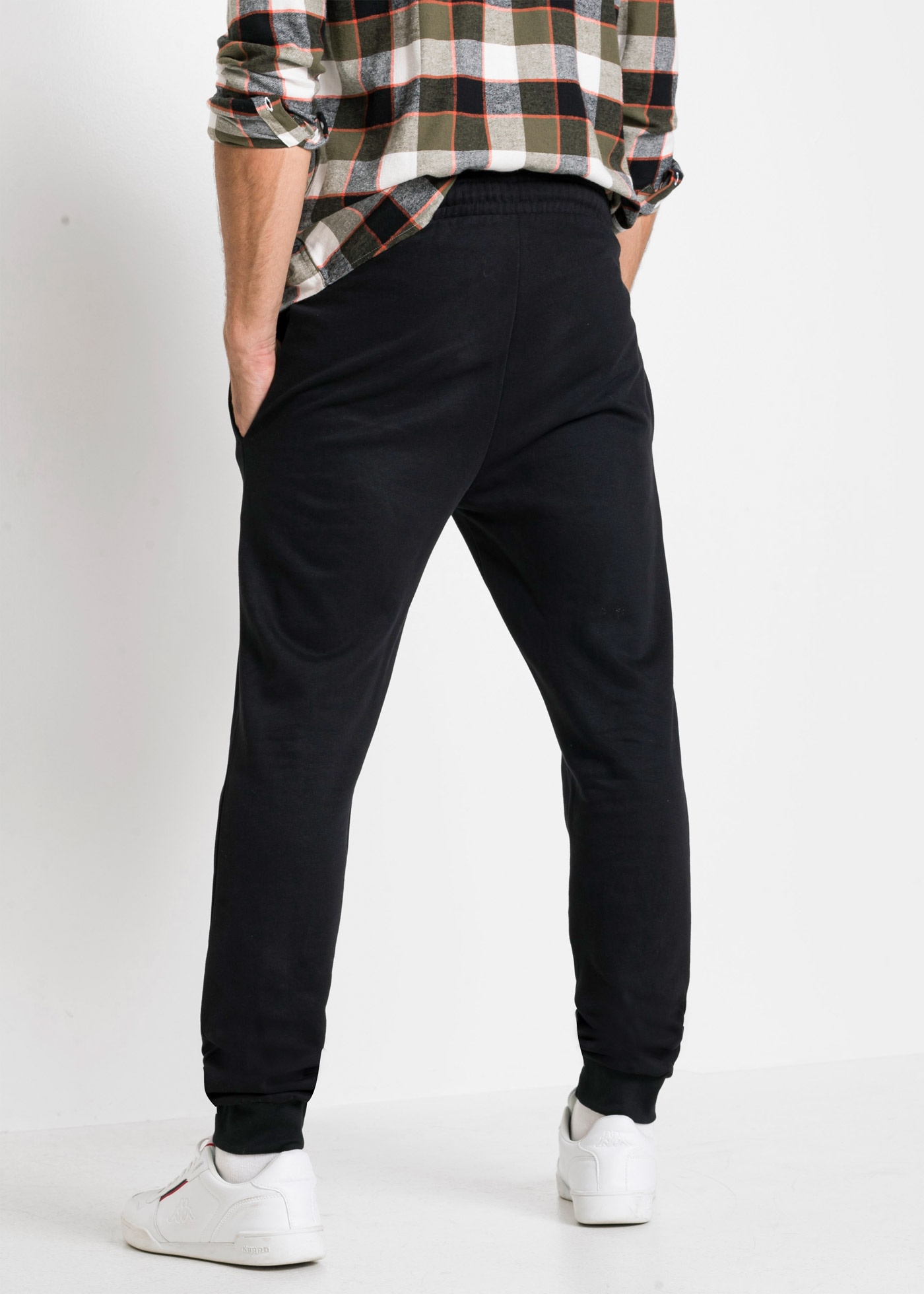 bonprix Jogginghose  aus Baumwolle und Polyester, mit elastischen Bündchen am Saum