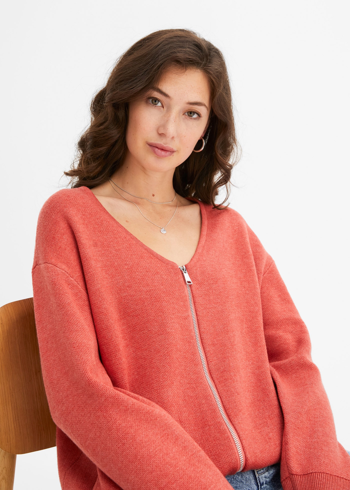 bonprix Strickjacke bequeme Passform, femininer Stil, mit Reißverschluss