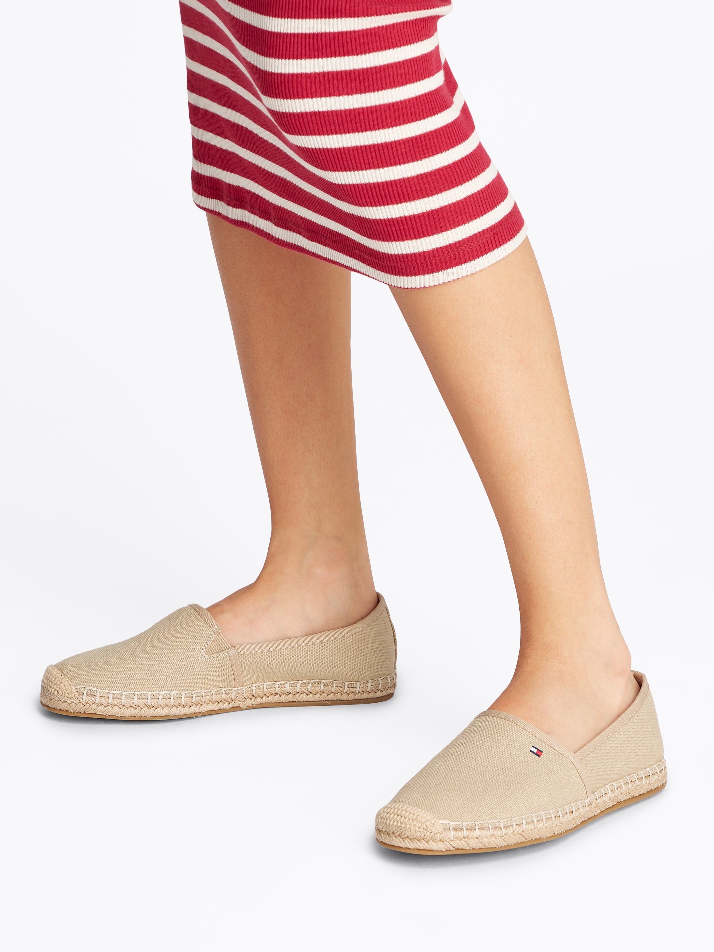 Tommy Hilfiger Espadrille »FLAG CANVAS ESPADRILLE«, Slipper, Flats, Bequemschuh mit Bastbezug und Ziernähten