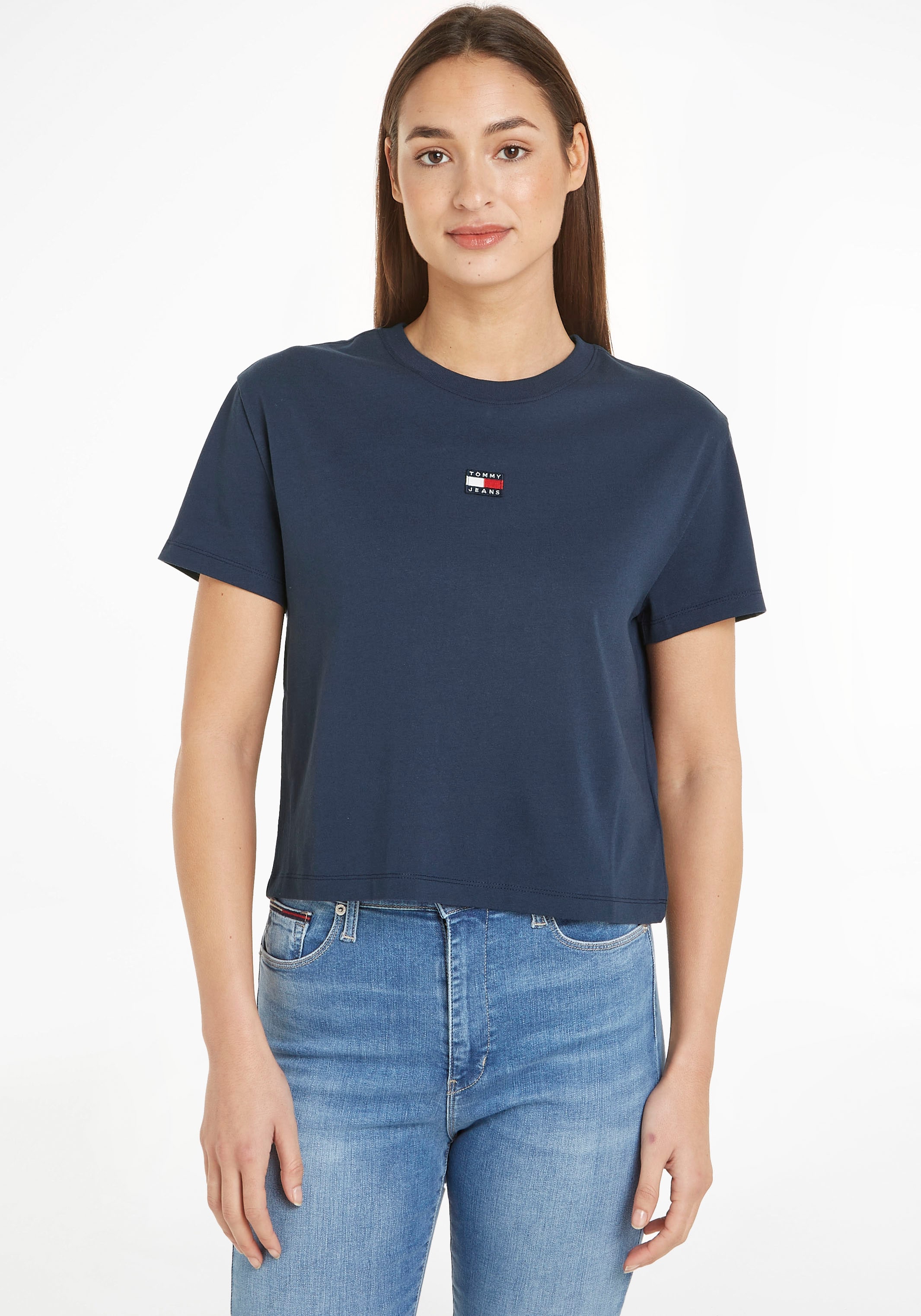 T-Shirt Tommy Logostickerei mit Jeans CLS Jeans XS am Online »TJW BADGE Brustkorb im Shop TEE«, OTTO Tommy