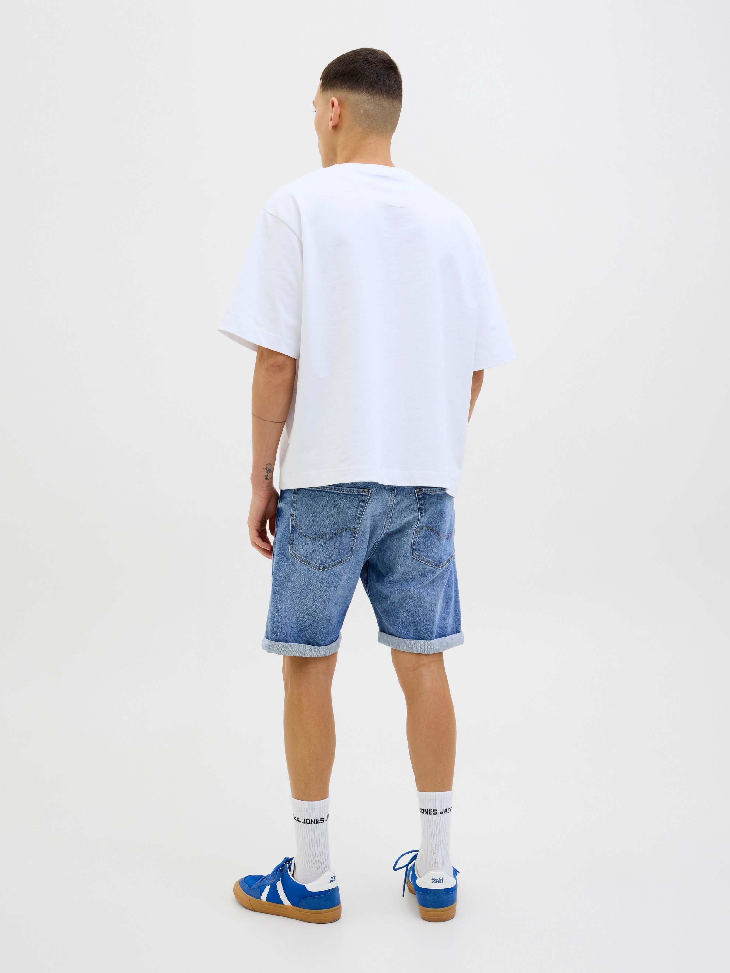 Jack & Jones Shorts »JJIORIGINAL mit stylischem Aufschlag und Knopf«, mit stylischem Aufschlag