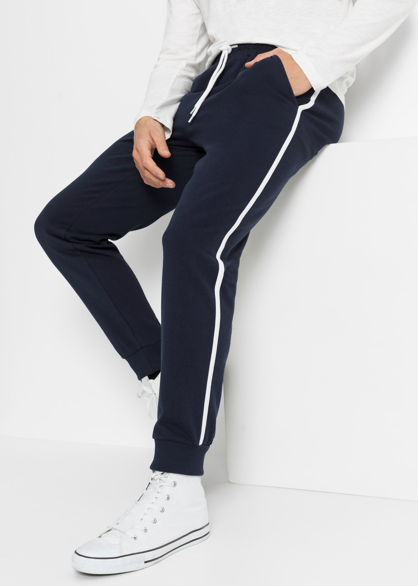 bonprix Jogginghose  mit weichem Innenmaterial, mit seitlichen Kontraststreifen