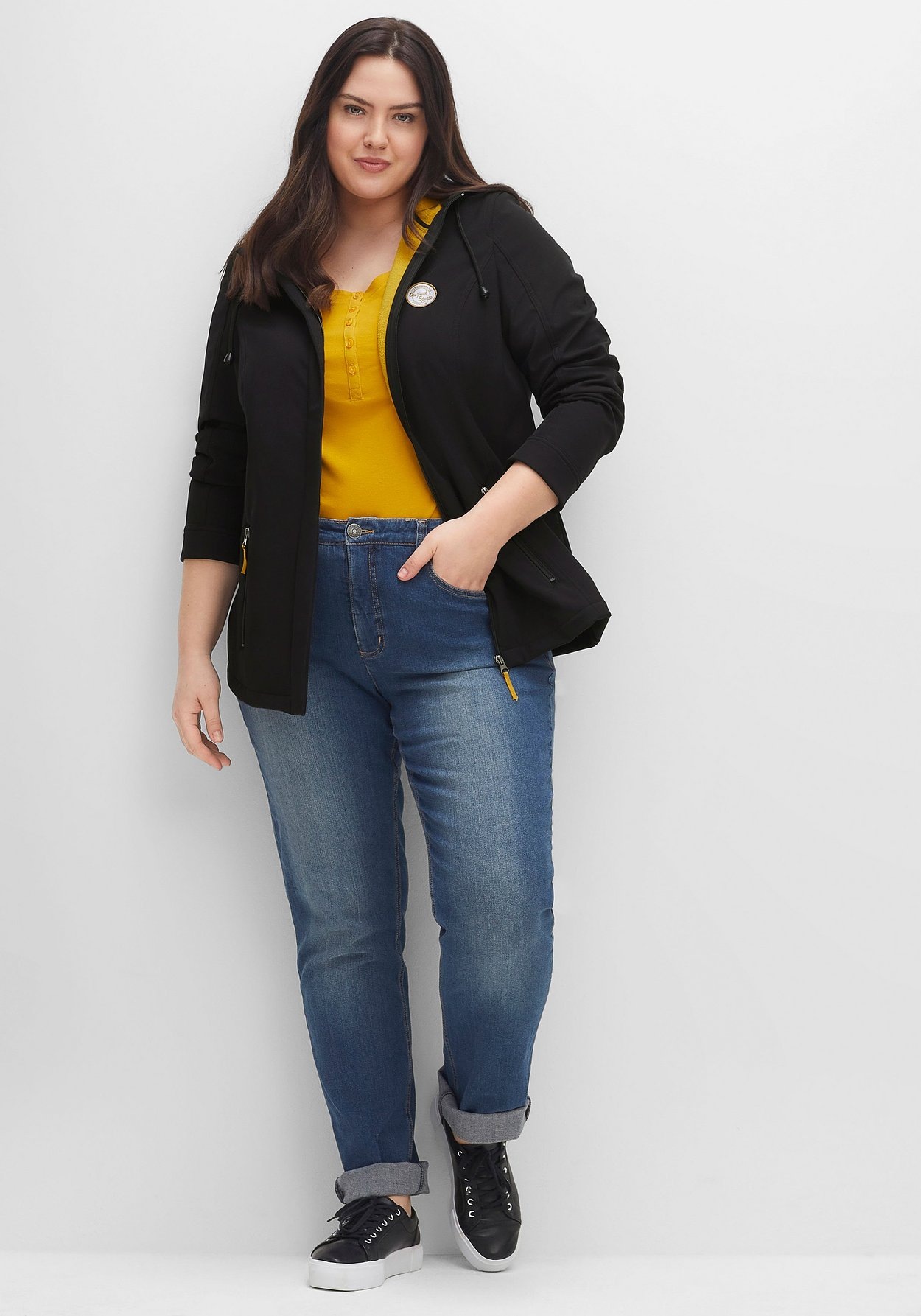 Sheego Softshelljacke »Softshell-Jacke mit Fleece-Innenseite, winddichte Qualität«, mit Kapuze, mit Fleece-Innenseite, winddichte Qualität
