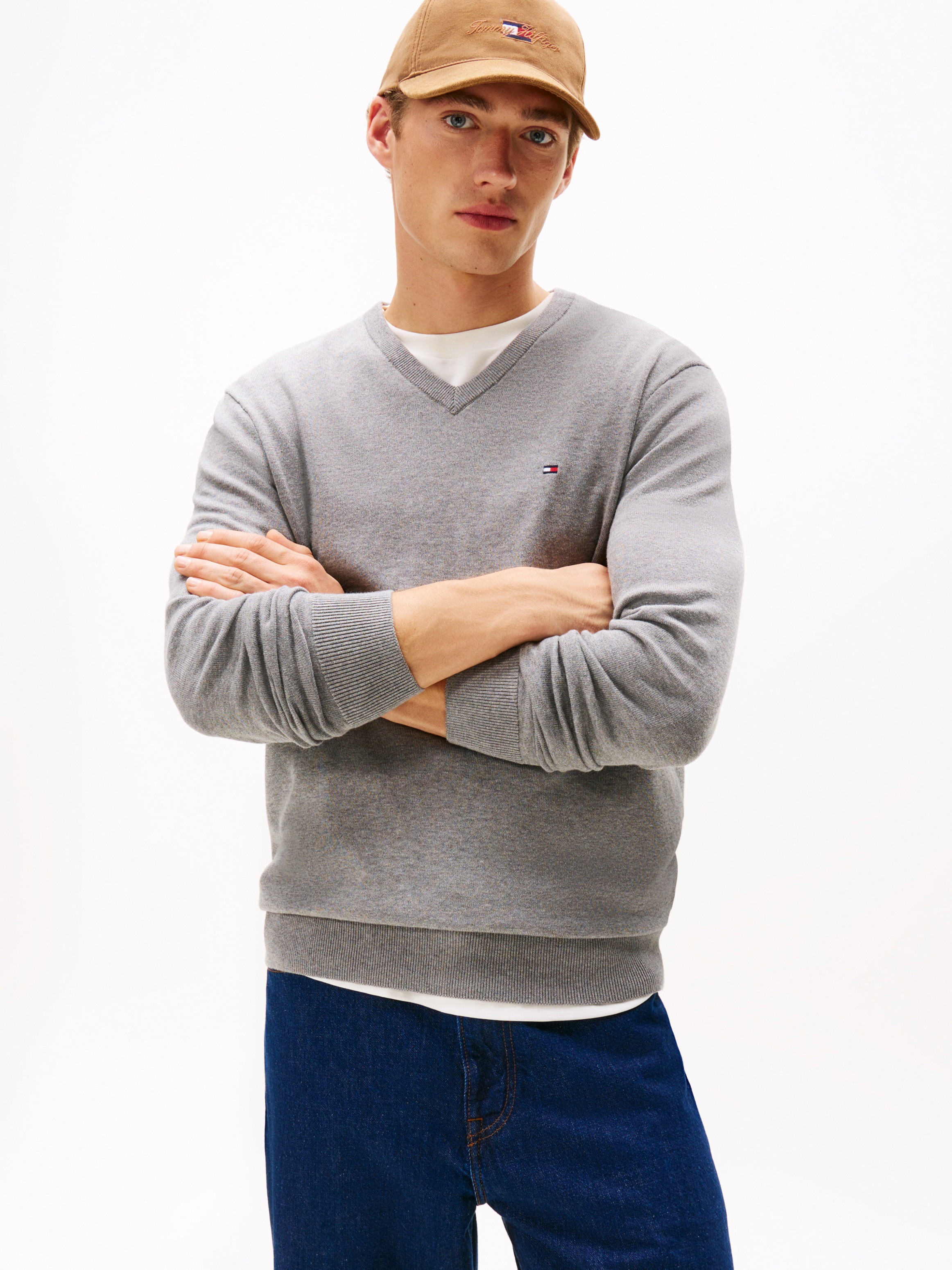 Tommy Hilfiger Strickpullover »ESSENTIAL COTTON V NECK mit V-Ausschnitt und Stickerei«, unifarben, casual, regular fit, Baumwolle, V-Ausschnitt