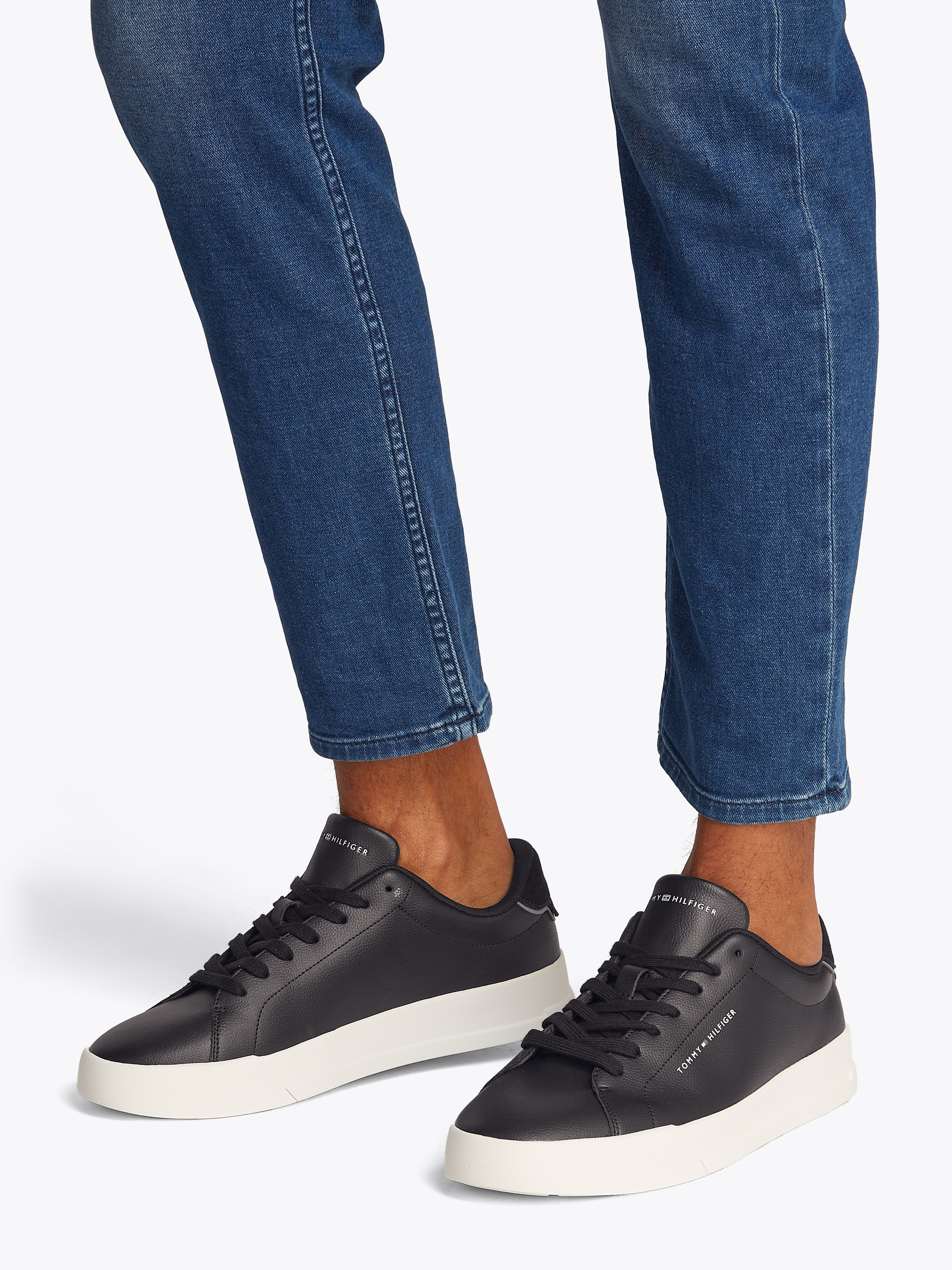 Tommy Hilfiger Sneaker »TH COURT LTH DETAIL ESS«, Freizeitschuh, Halbschuh, Schnürschuh mit seitlichem Logoschriftzug