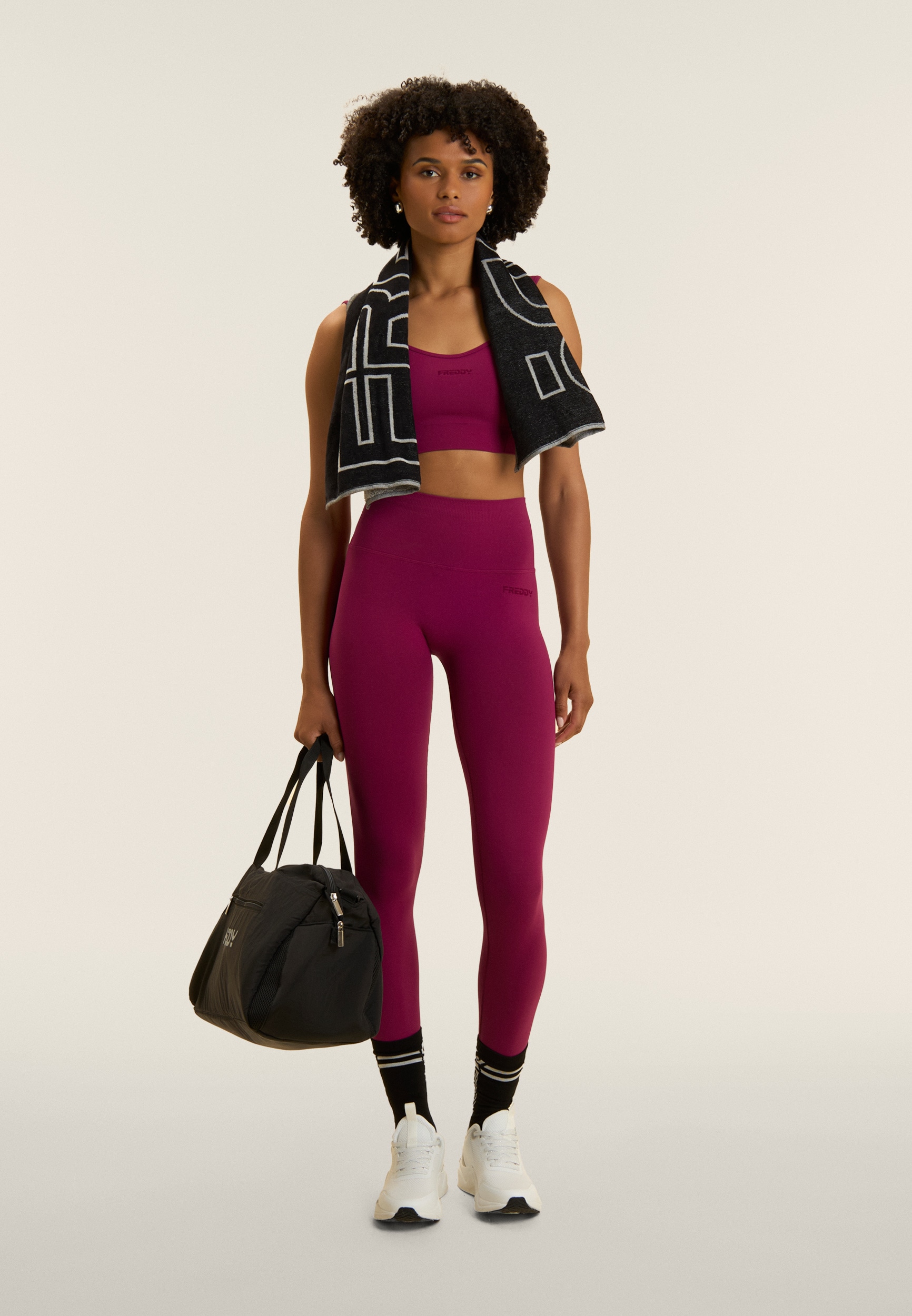 Freddy Sporttop »Light support Bra« eng anliegende Passform, seamless