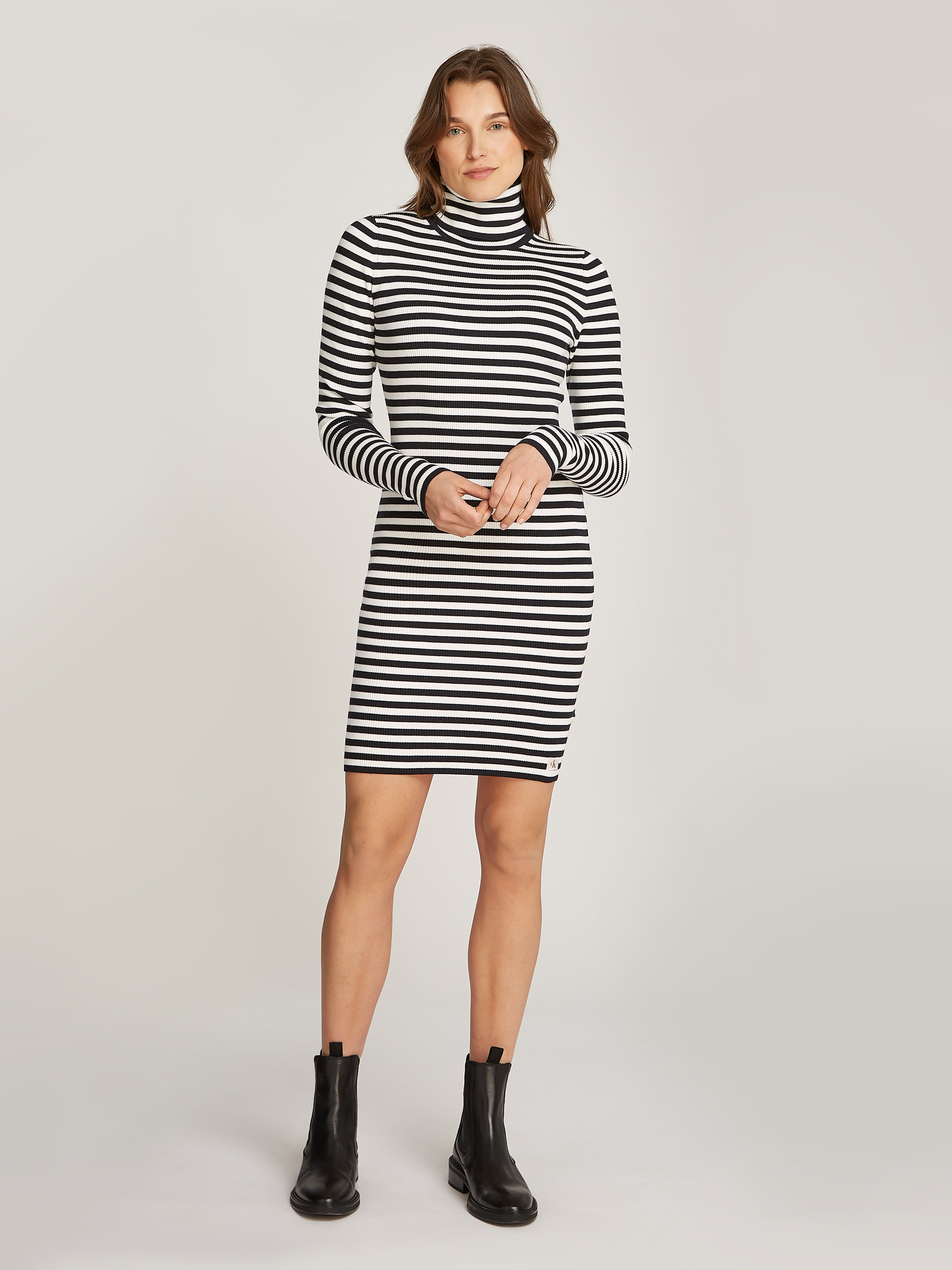 Sweatkleid »WOVEN LABEL TIGHT SWEATER DRESS«, mit Logopatch