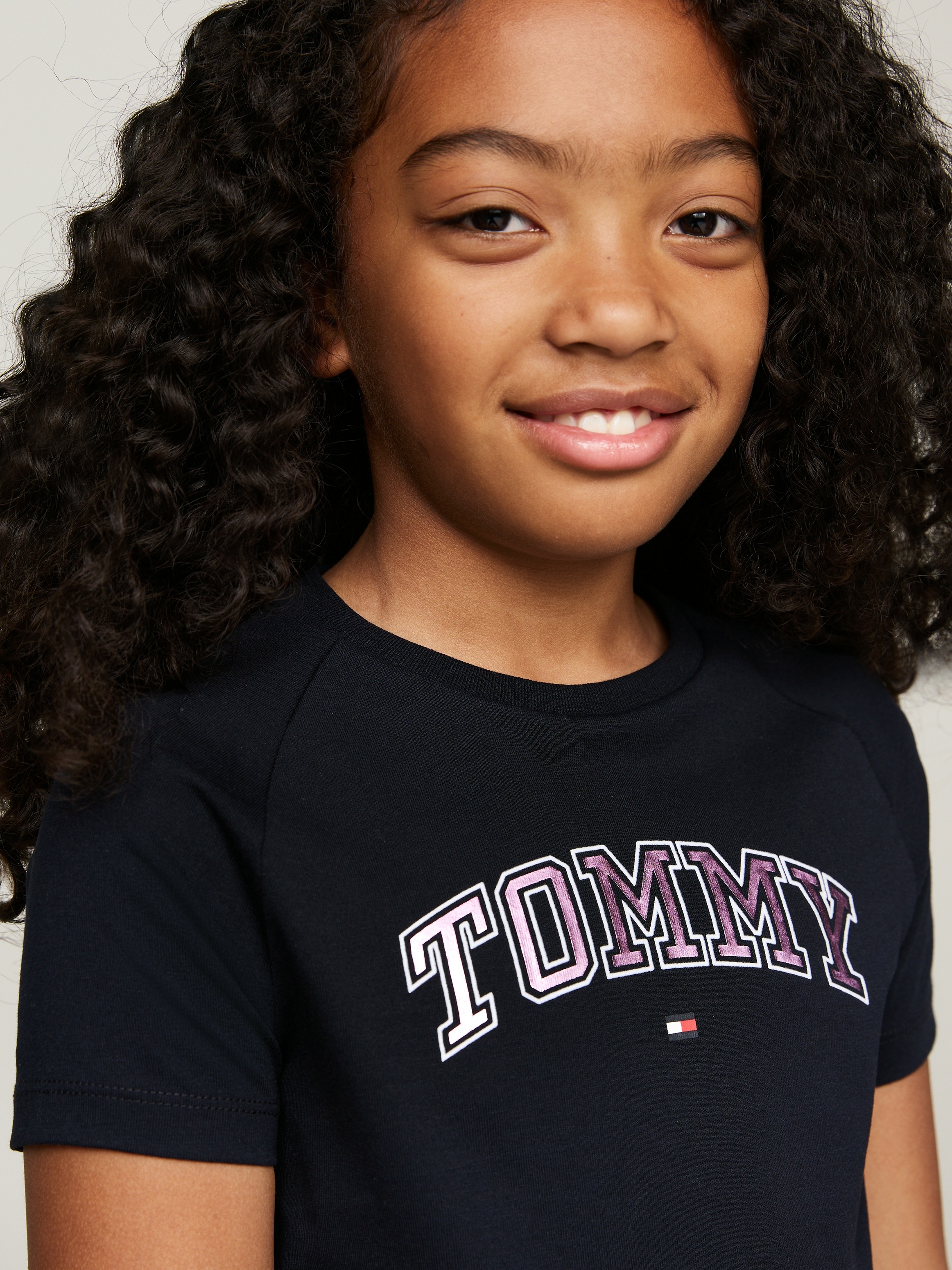 Tommy Hilfiger Kurzarmshirt »VARSIY FOIL REG TEE SS«, Kinder bis 16 Jahre mit Logoprägung