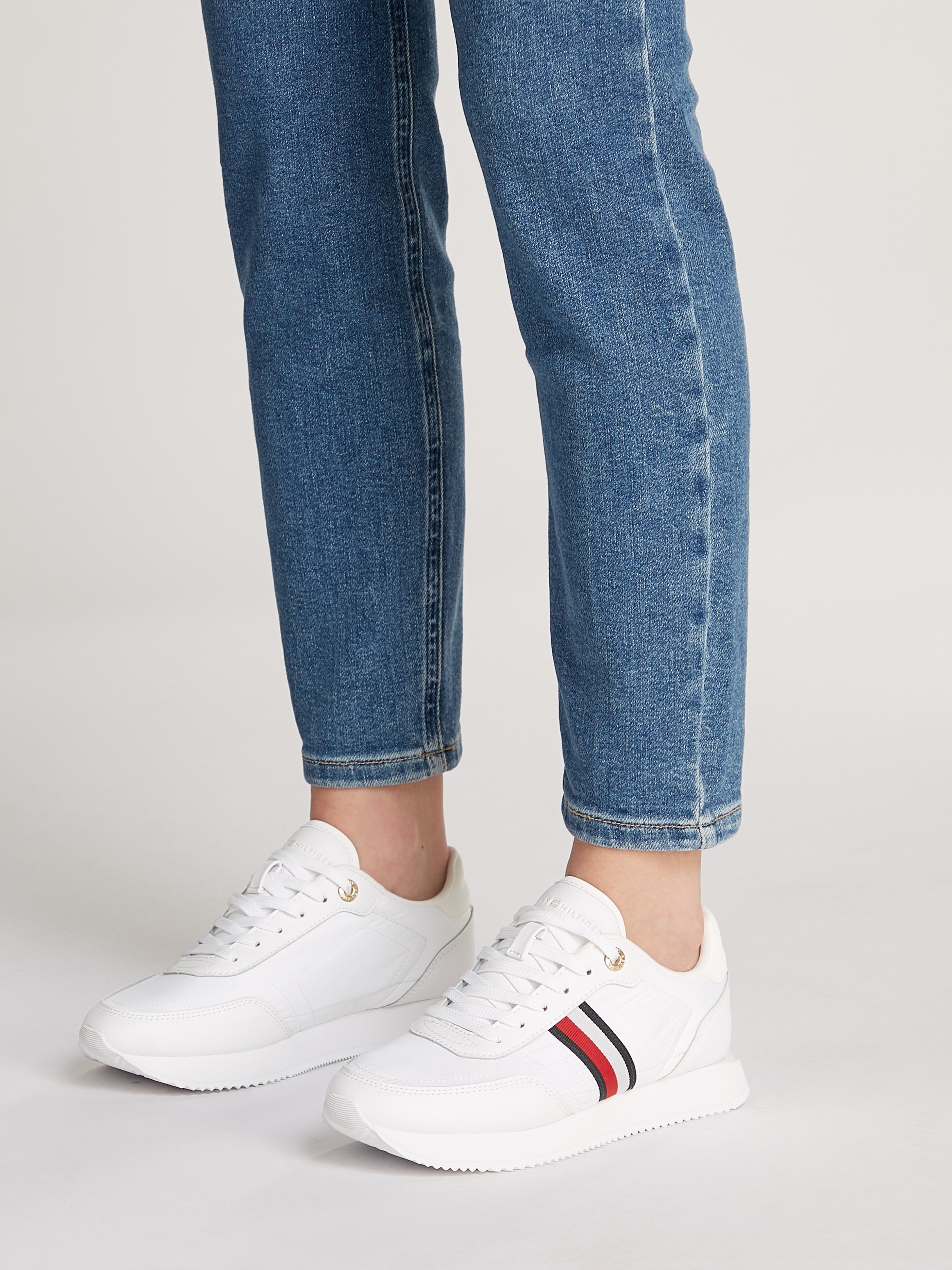 Tommy Hilfiger Sneaker »ESSENTIAL RUNNER GLOBAL STRIPES«, Freizeitschuh, Halbschuh, Schnürschuh mit seitlichen Streifen