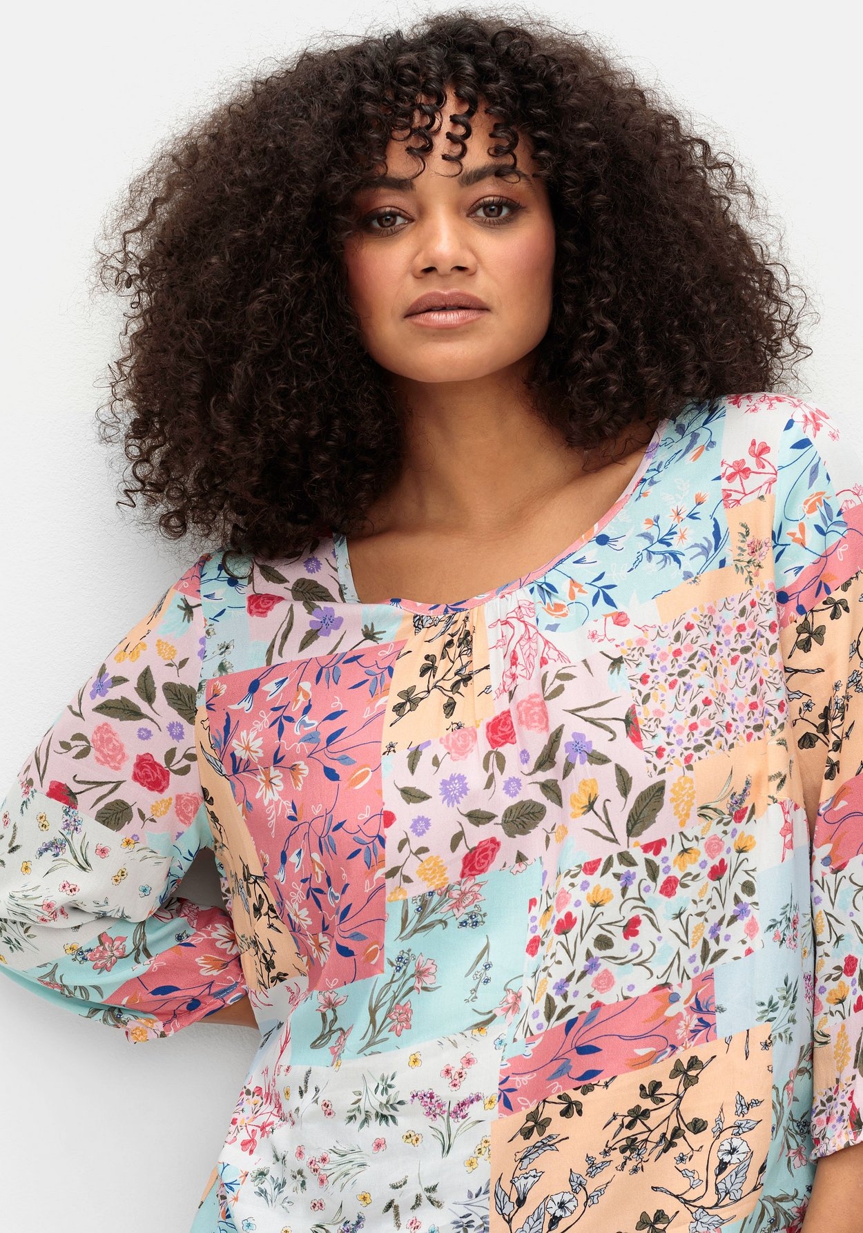 Sheego Tunika »Tunika mit Patchwork-Print und Stretchsaum«