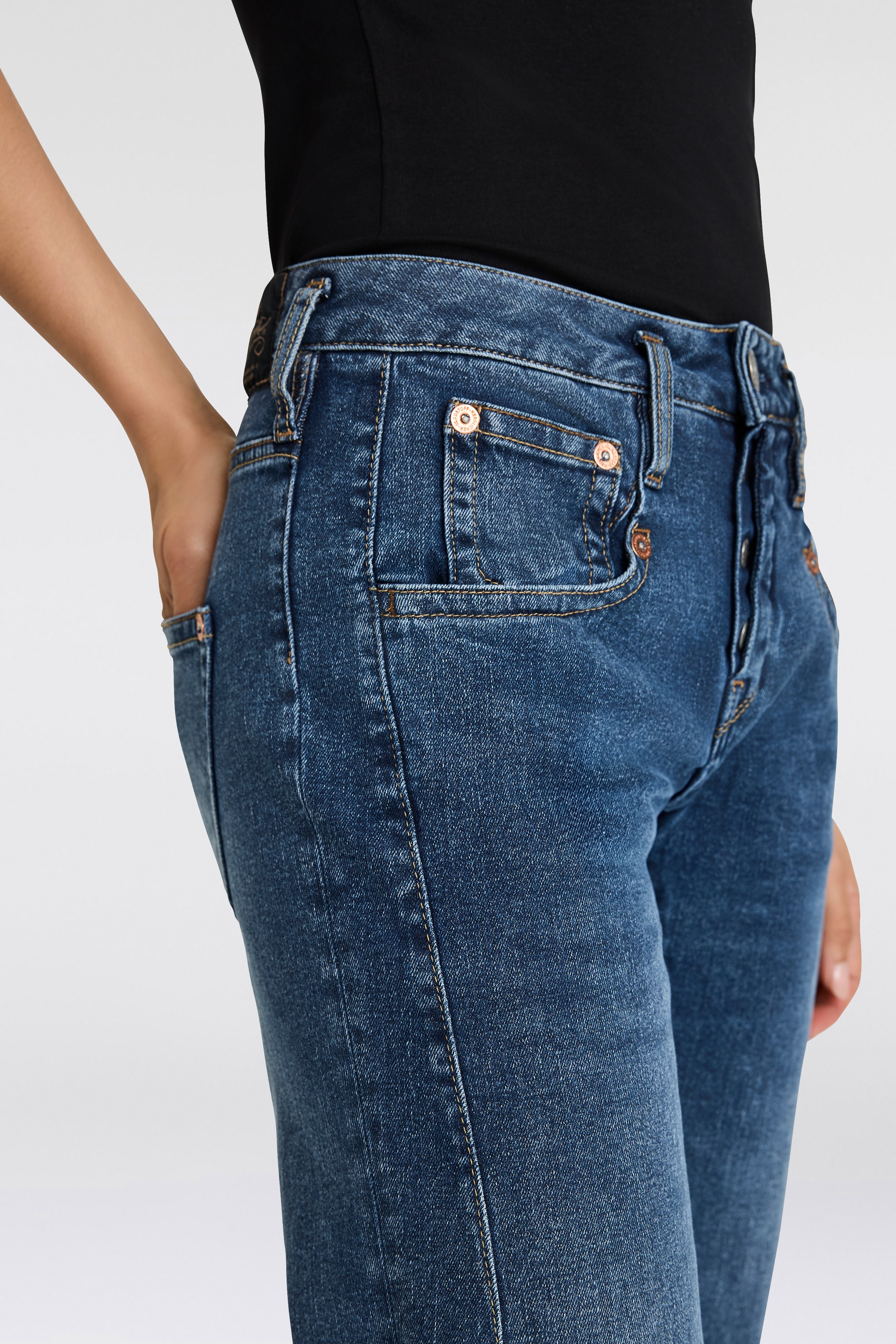 Herrlicher 7/8-Jeans »Shyra Tap Recycled Denim«, mit Abnähern vorn