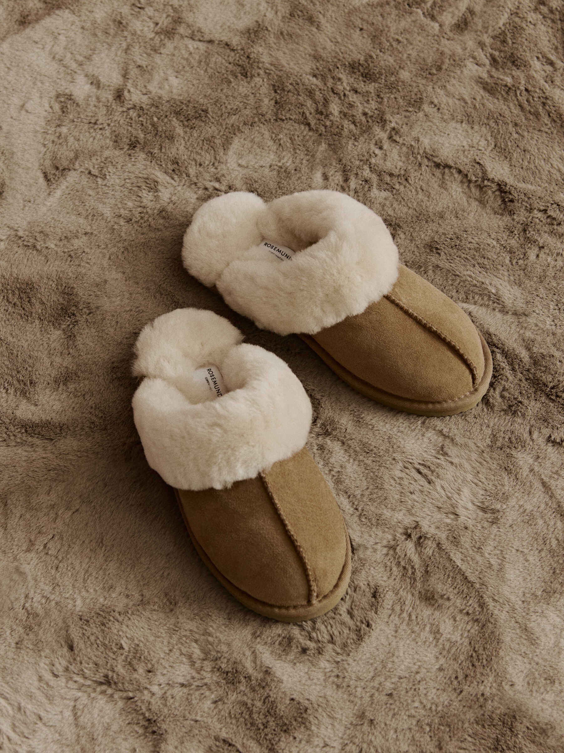 rosemunde Hausschuh »Sydney Shearling Reversed Slippers«  1 Paar,   atmungsaktiv, wärmend, mit Memory Foam