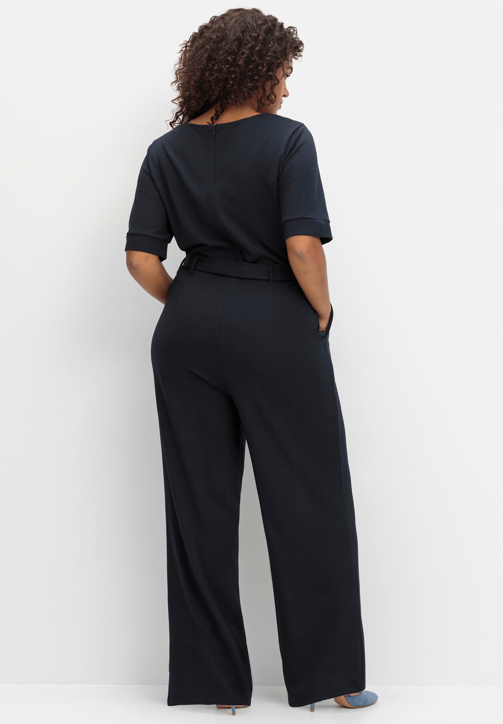 sheego by Joe Browns Jumpsuit »Jumpsuit Jumpsuit mit weitem Bein und Bindegürtel« mit Bindegürtel und weitem Bein