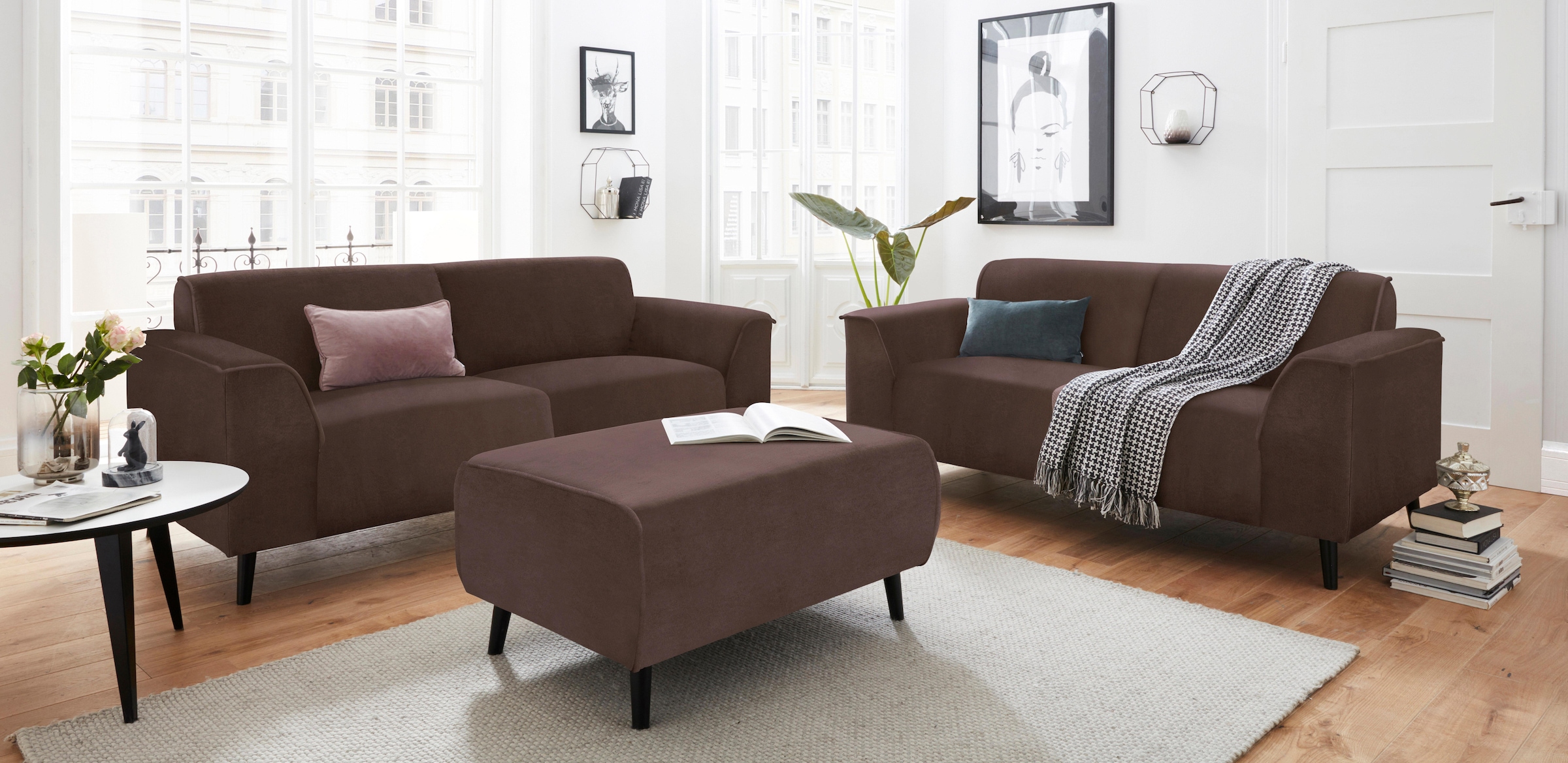 DOMO collection 2-Sitzer »Amora, inklusive komfortablem Federkern für mehr Sitzkomfort«, Komfortsitzhöhe 47cm, elegante Armlehnen und hoher Fuß