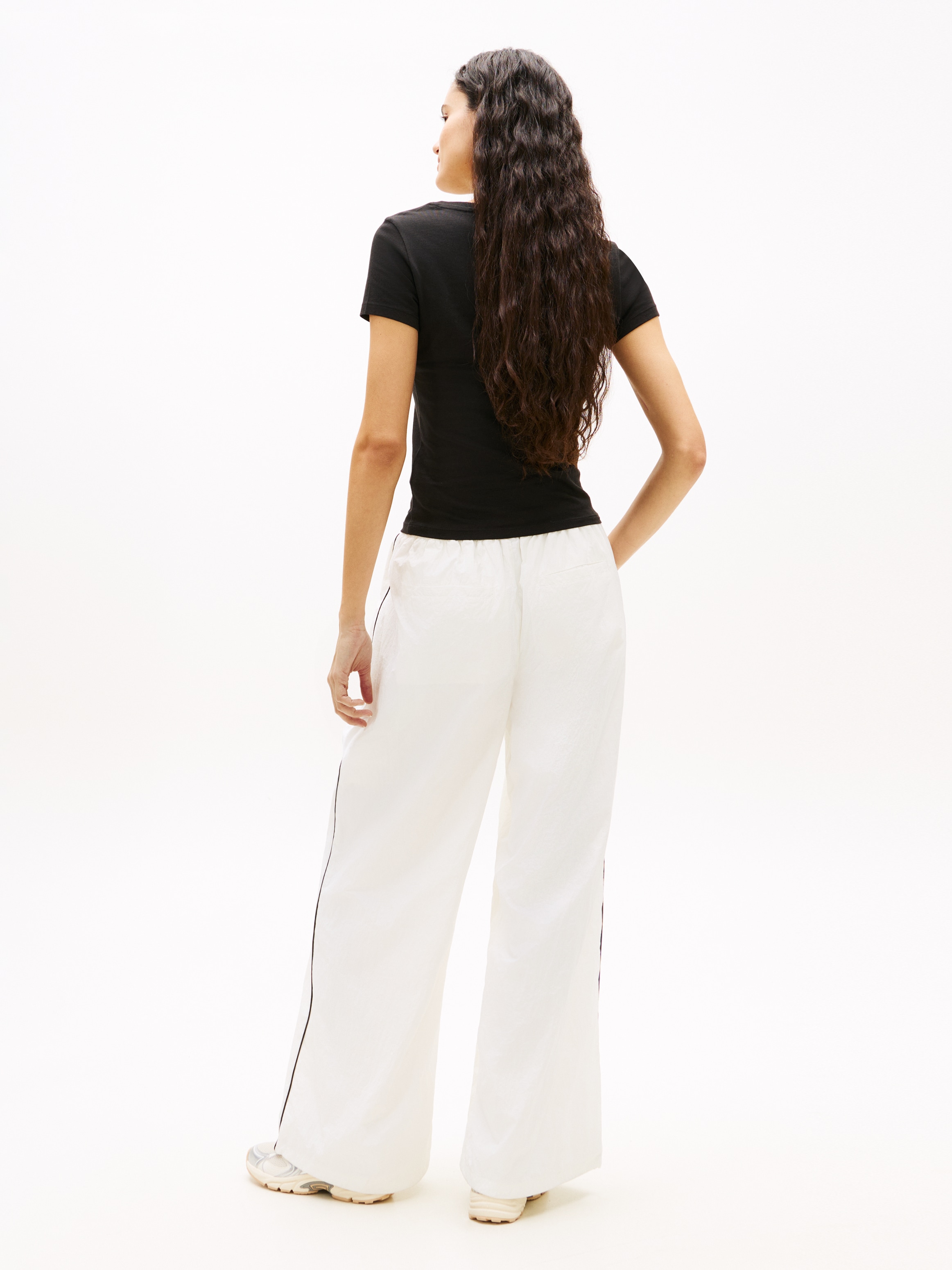 Tommy Jeans Kurzarmshirt »TJW SLIM V-NECK TEE« mit Logo-Stickerei