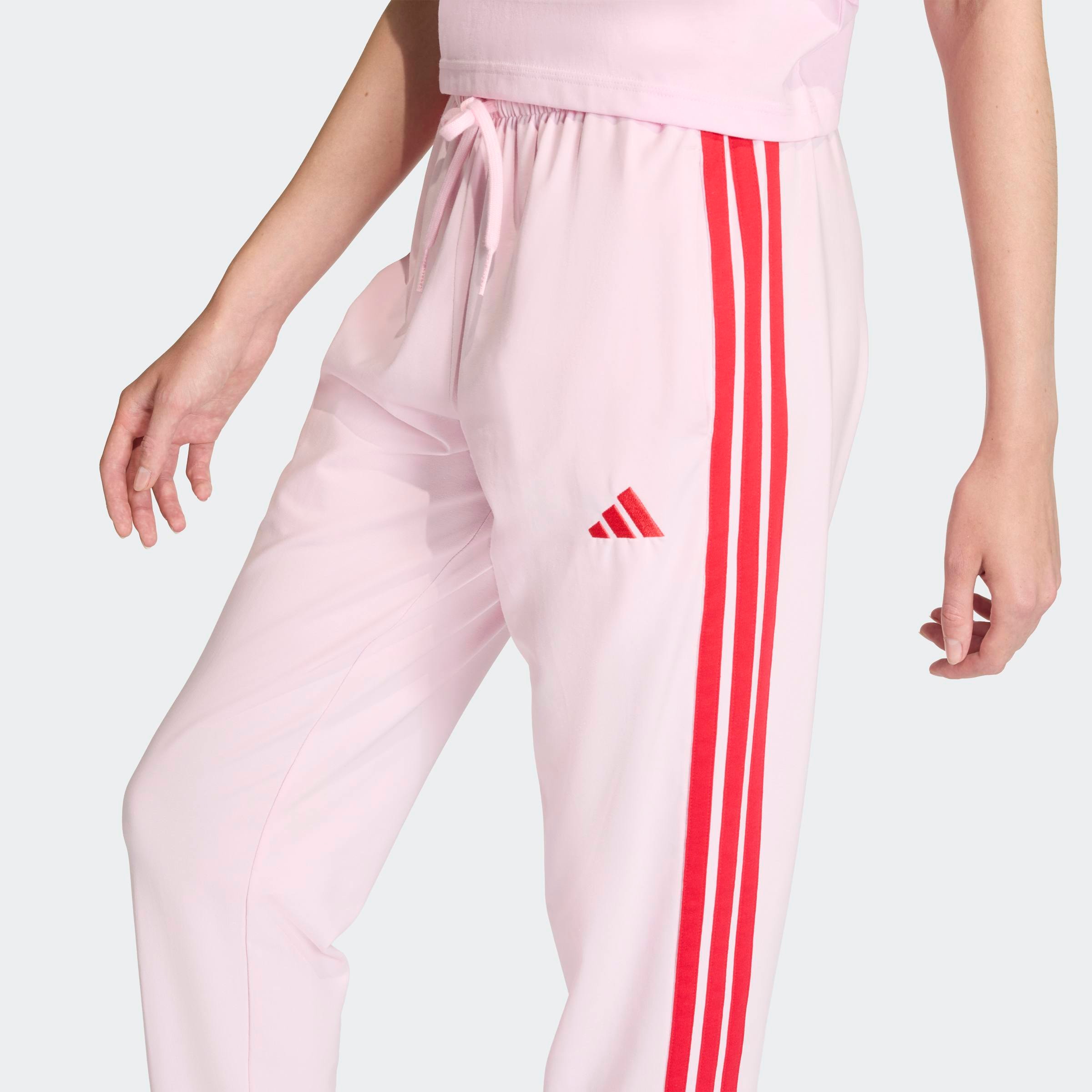 adidas Sportswear Sporthose »ESSENTIALS 3-STREIFEN«  Lässig geschnitten, hoher Bund, schmal zulaufende Beinform