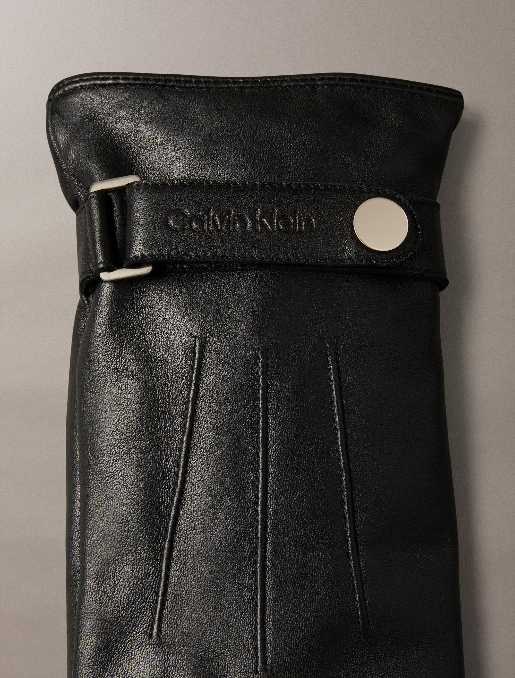 Calvin Klein Lederhandschuhe »LOGO STRAP SMOOTH LEATHER GLOVES«, Perfekt für den Alltag