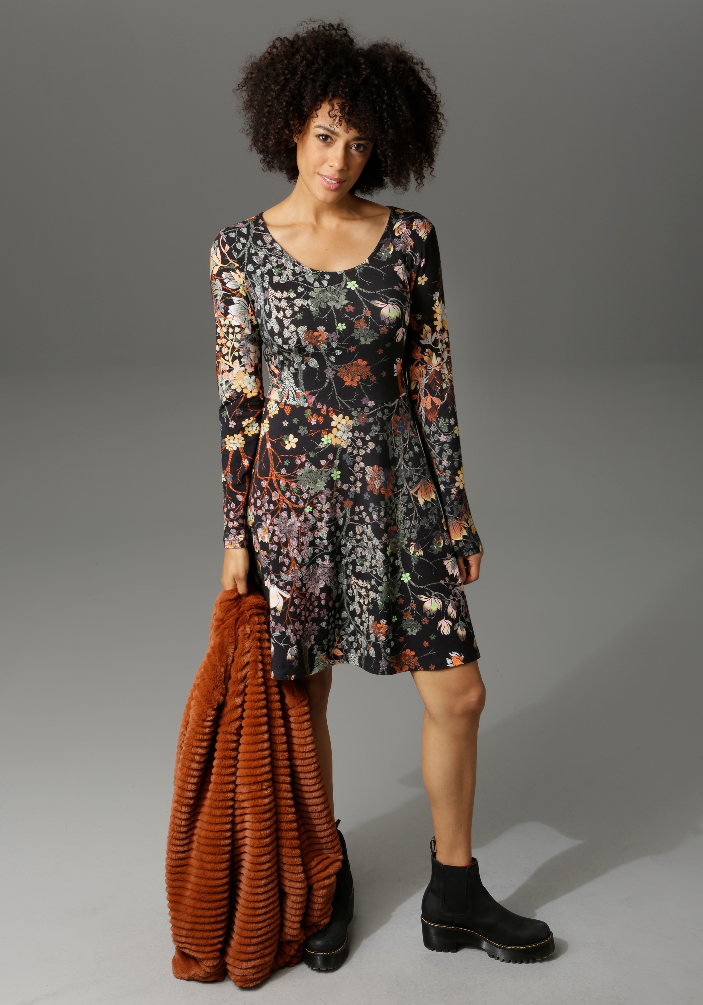 Schwarz oder Blumendruck im Online Jerseykleid, CASUAL in OTTO mit uni Shop Aniston kaufen