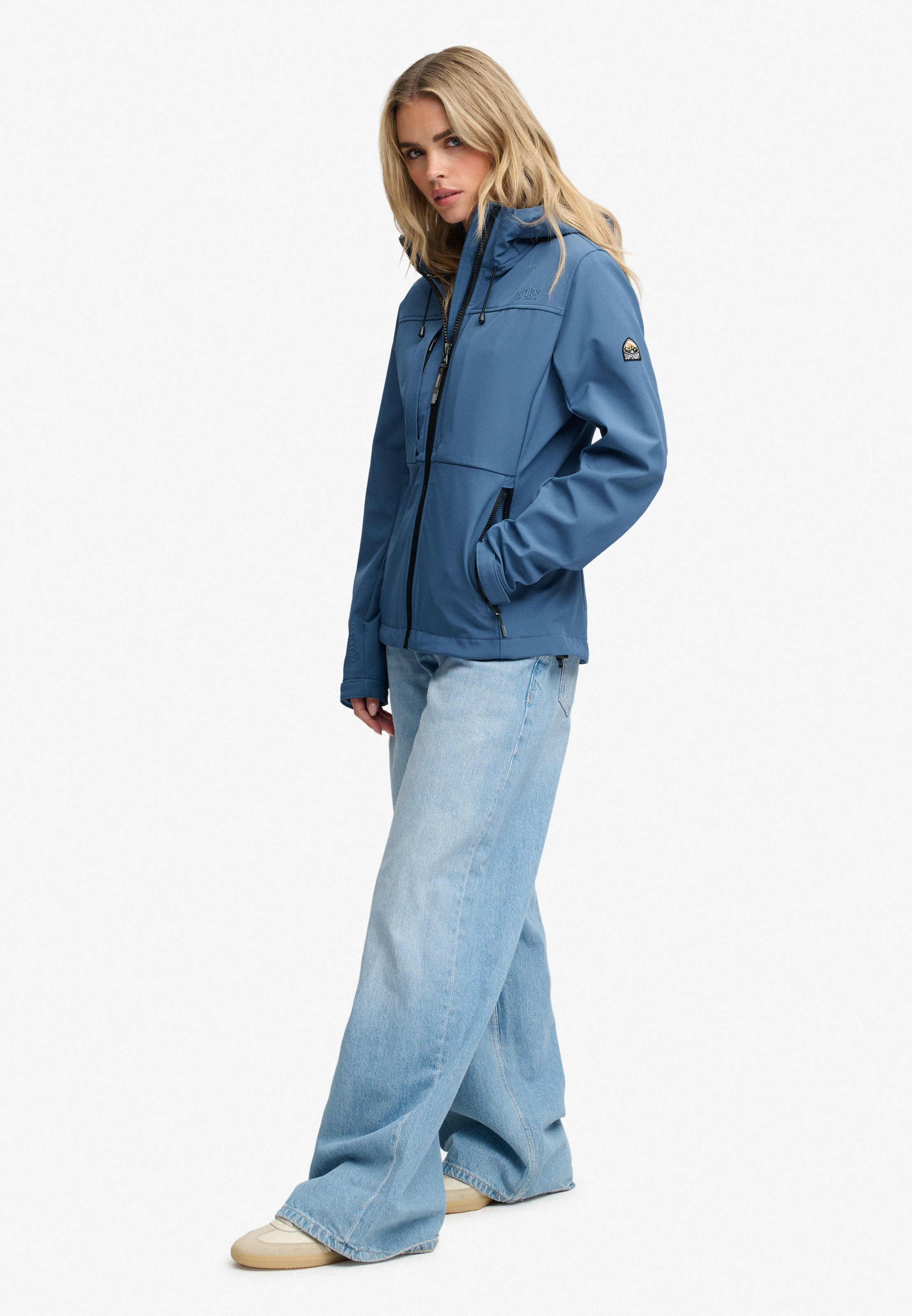 Superdry Outdoorjacke »HOODED CLASSIC TREKKER JACKET« mit Kapuze mit Materialmix aus Polyester und Elasthan, Slim Fit