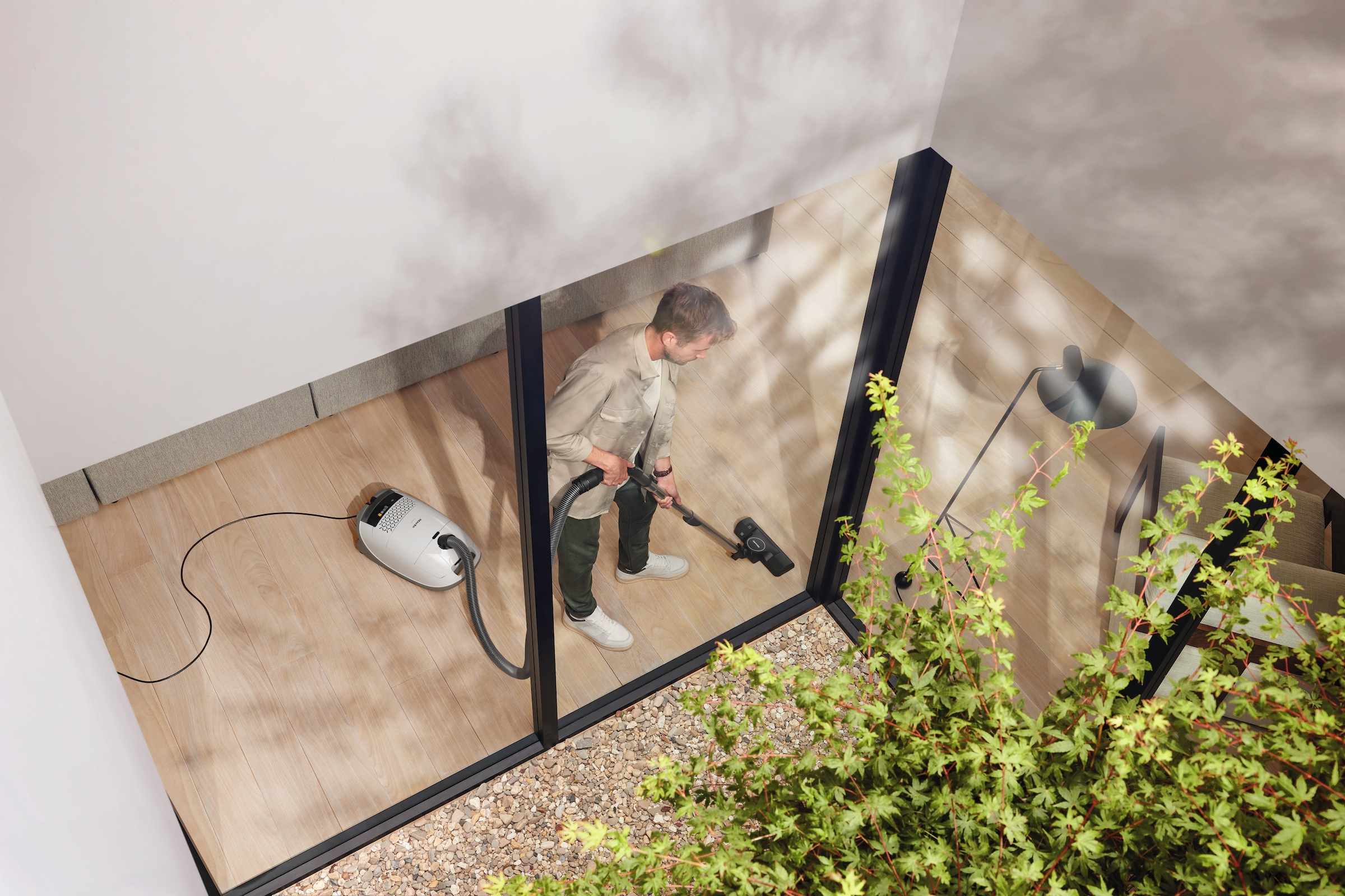 Miele Bodenstaubsauger »Guard M1 S8380  mit ComfortFit & AirClean Filter, Nachfolger S8360« 890 W mit Beutel Starke Saugleistung, integriertes Zubehör, höhenverstellbar