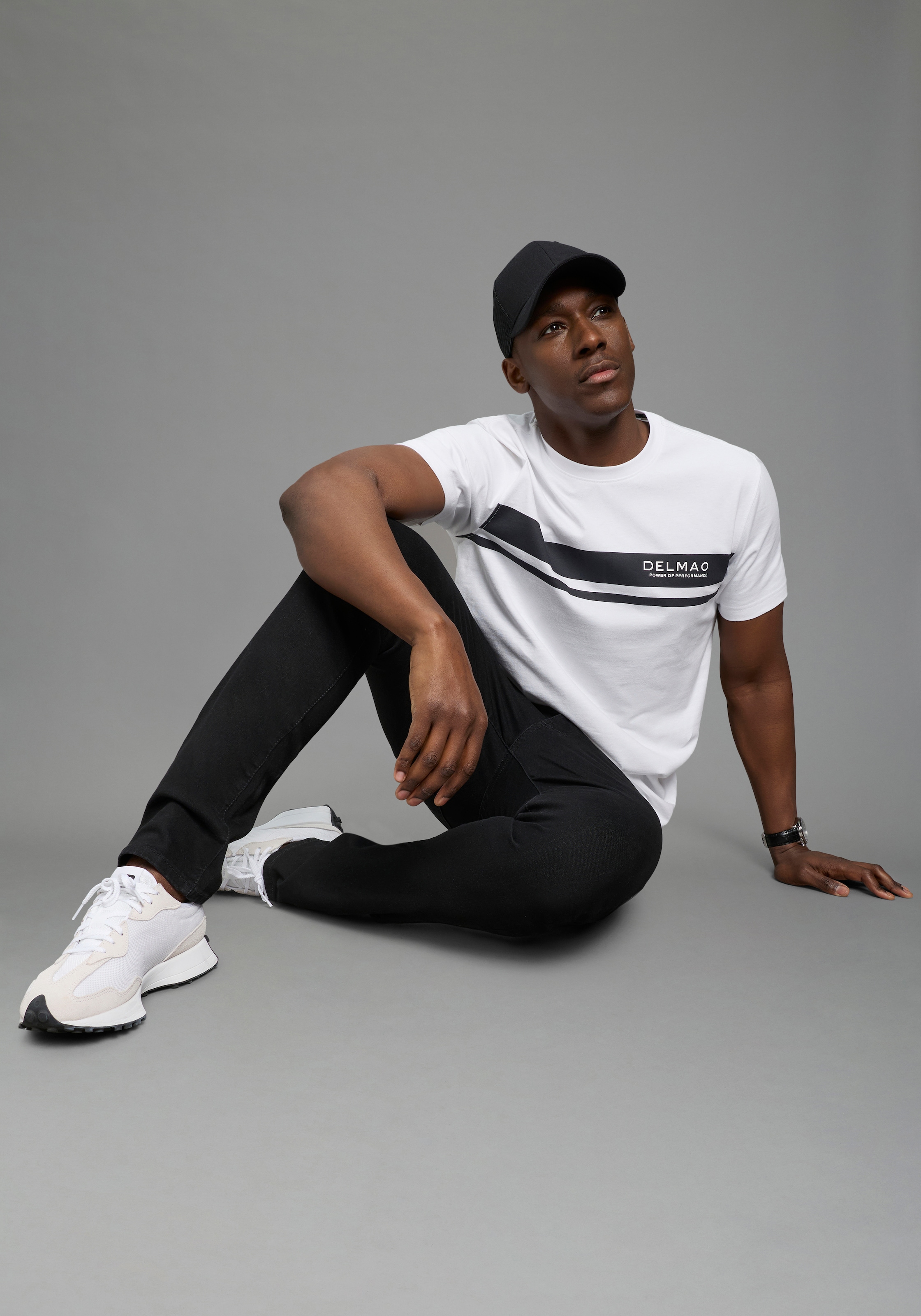 DELMAO Rundhalsshirt »Neue Kollektion!« Kurzarm, mit Rundhalsausschnitt, normale Passform, Casual-Stil