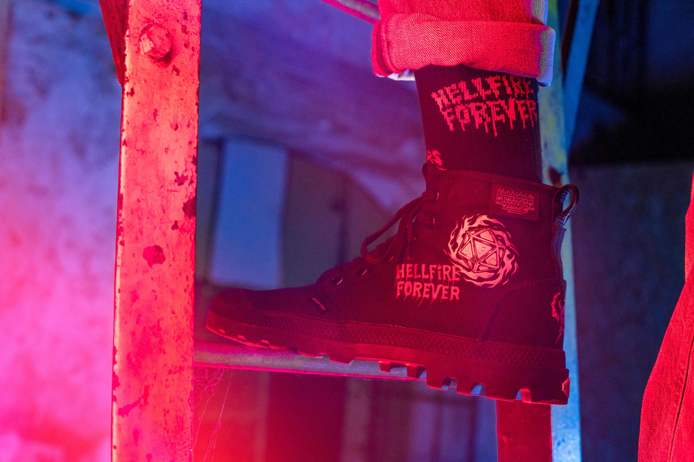 Palladium Schnürboots »STRANGER THINGS X PAMPA HELLFIRE«  Schnürstiefel aus Canvas mit Print