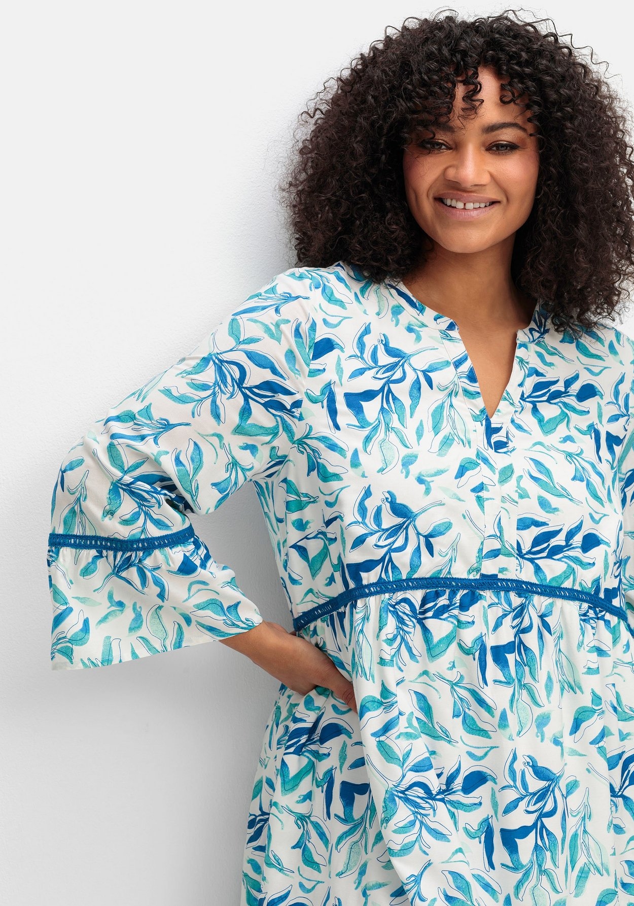 Sheego Sommerkleid »Kleid in A-Linie, mit Blätterprint und Hohlsaumspitze«