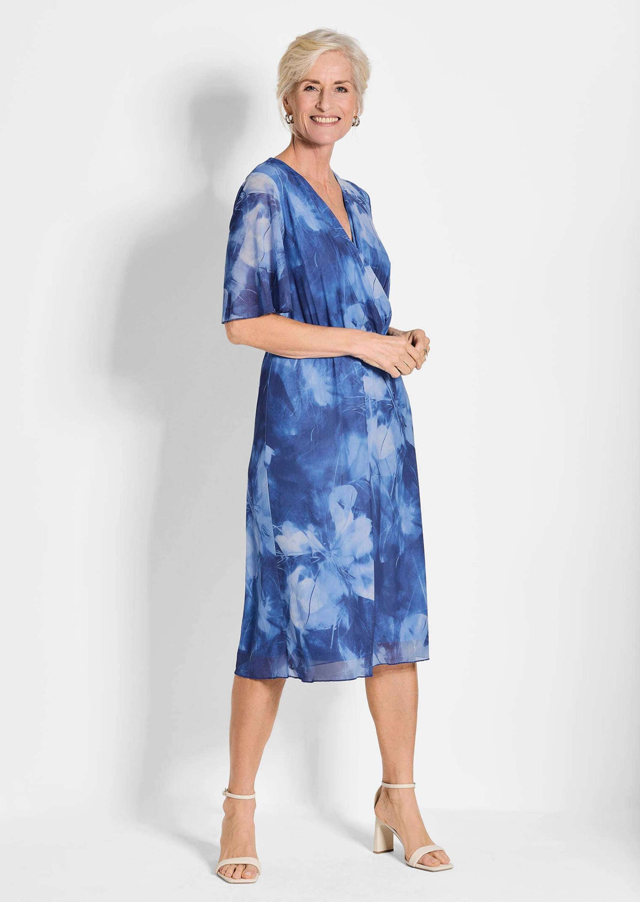 GOLDNER Sommerkleid »Wickelkleid mit Blütenprint in Blau, tailliert«