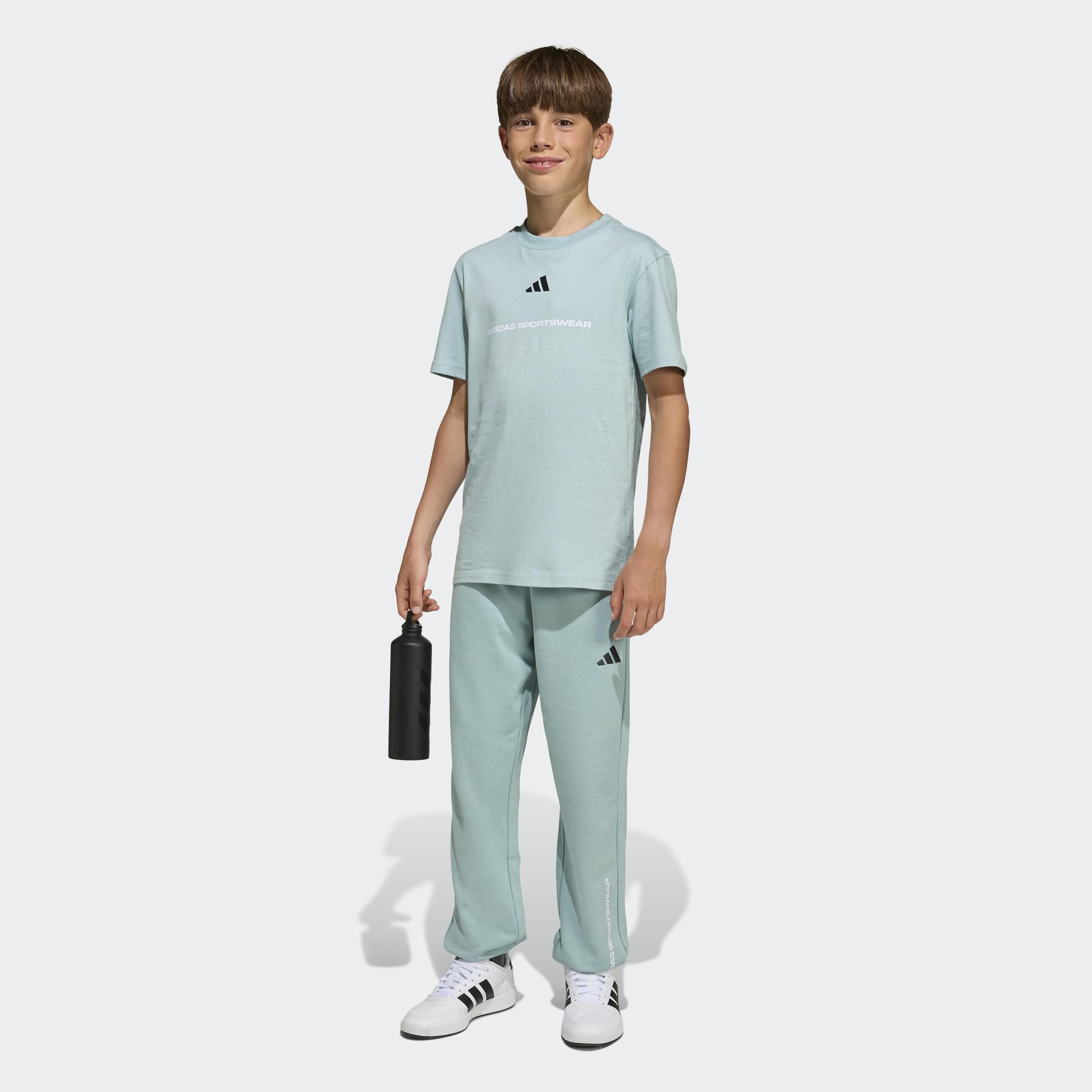 adidas Sportswear T-Shirt »ADIDAS SLOGAN SINGLE JERSEY« sportlicher Stil, kurze Ärmel, elastisches Material, mit Slogan