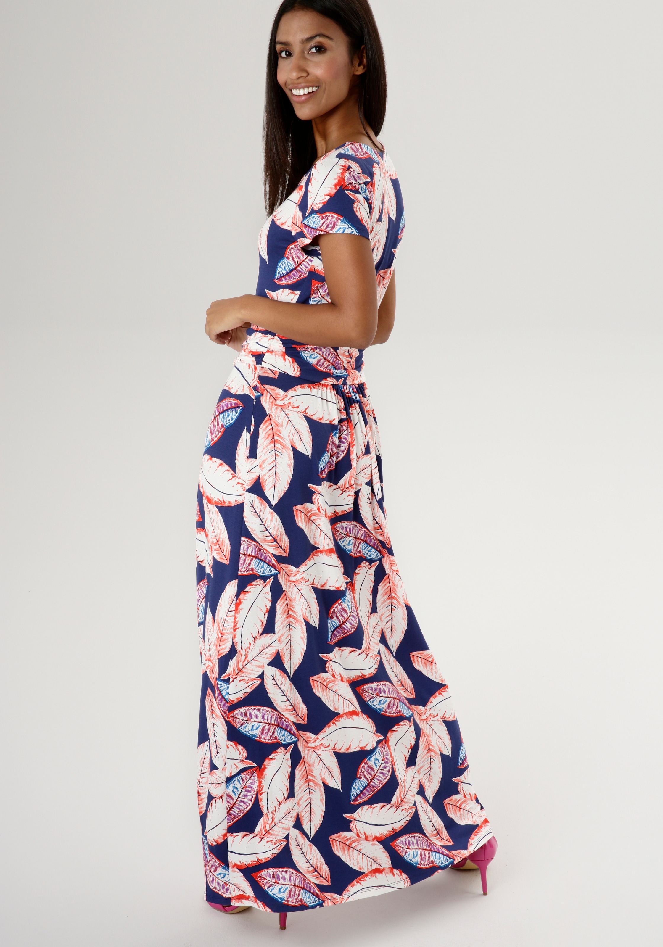 Aniston SELECTED Sommerkleid, mit großem Blätterdruck und geraffter Taille - NEUE KOLLEKTION