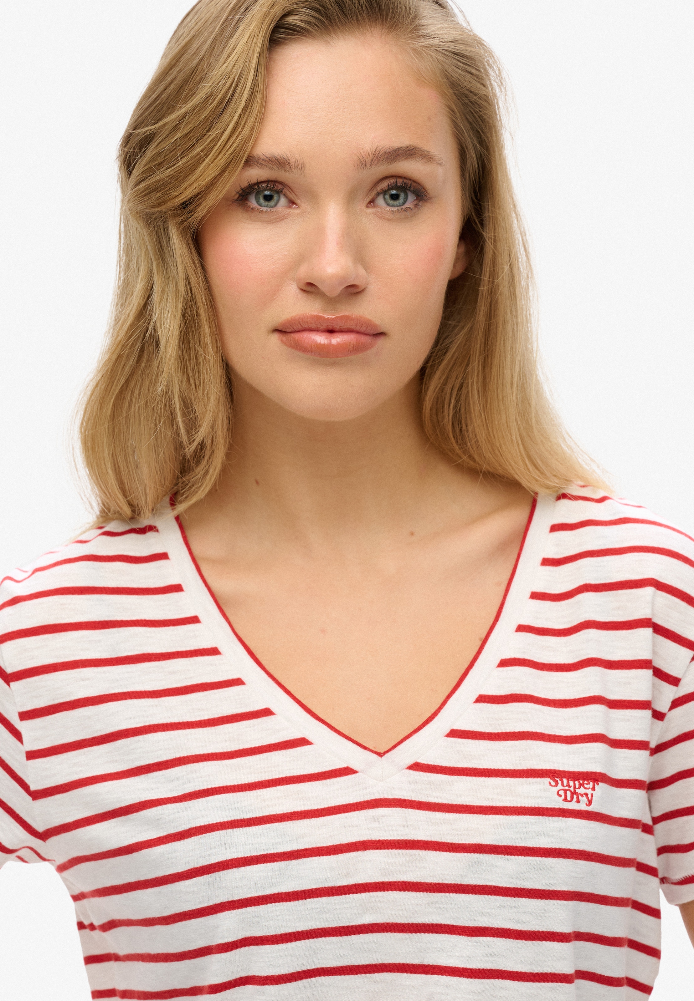 Superdry V-Shirt »STUDIOS SLUB EMB VEE TEE«, strukturiertes T-Shirt mit V-Ausschnitt und Stickerei