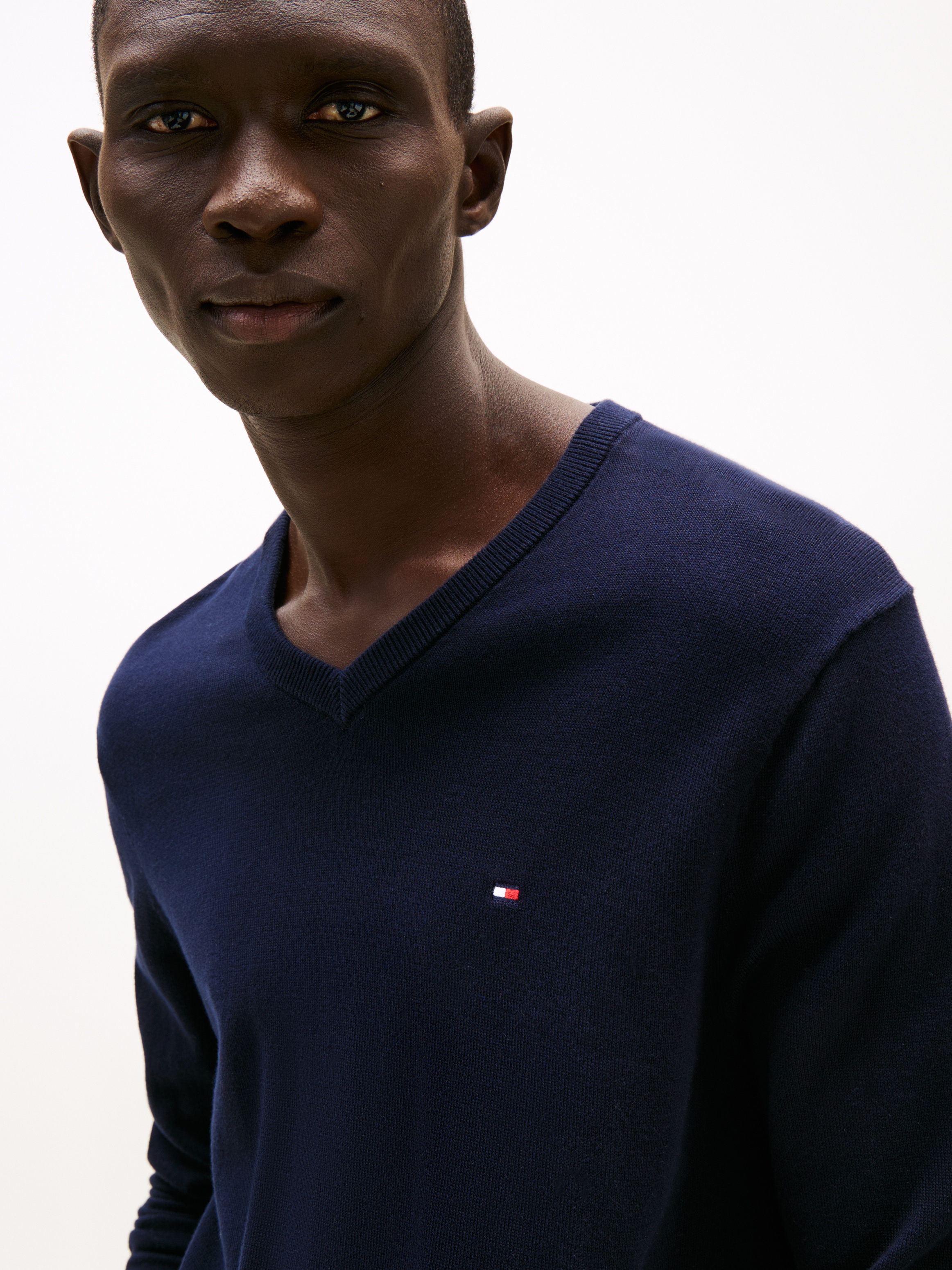 Tommy Hilfiger Strickpullover »ESSENTIAL COTTON V NECK mit V-Ausschnitt und Stickerei« unifarben, casual, regular fit, Baumwolle, V-Ausschnitt