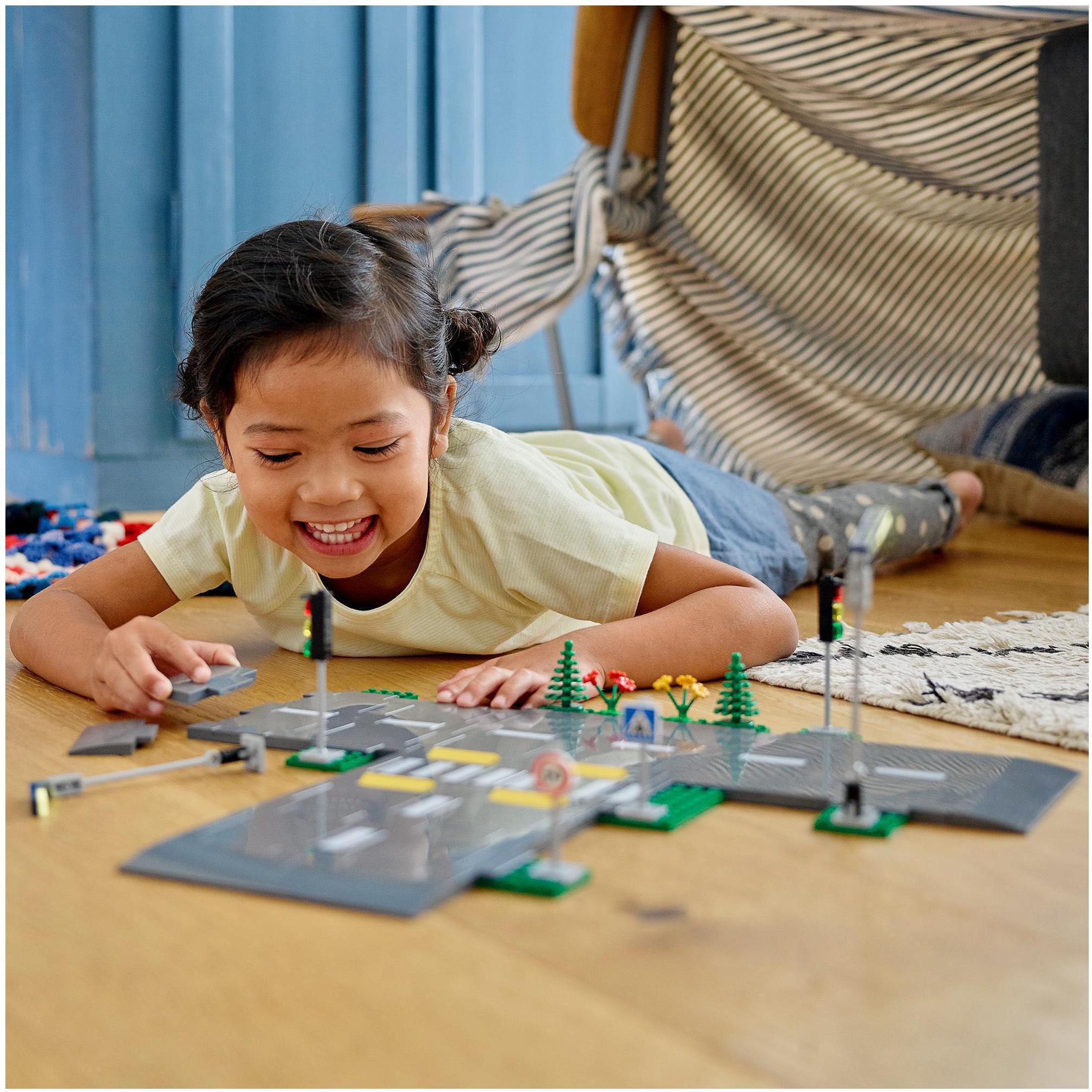 LEGO® Konstruktionsspielsteine »Straßenkreuzung mit Ampeln (60304), LEGO® City Town«, (112 St.), Made in Europe