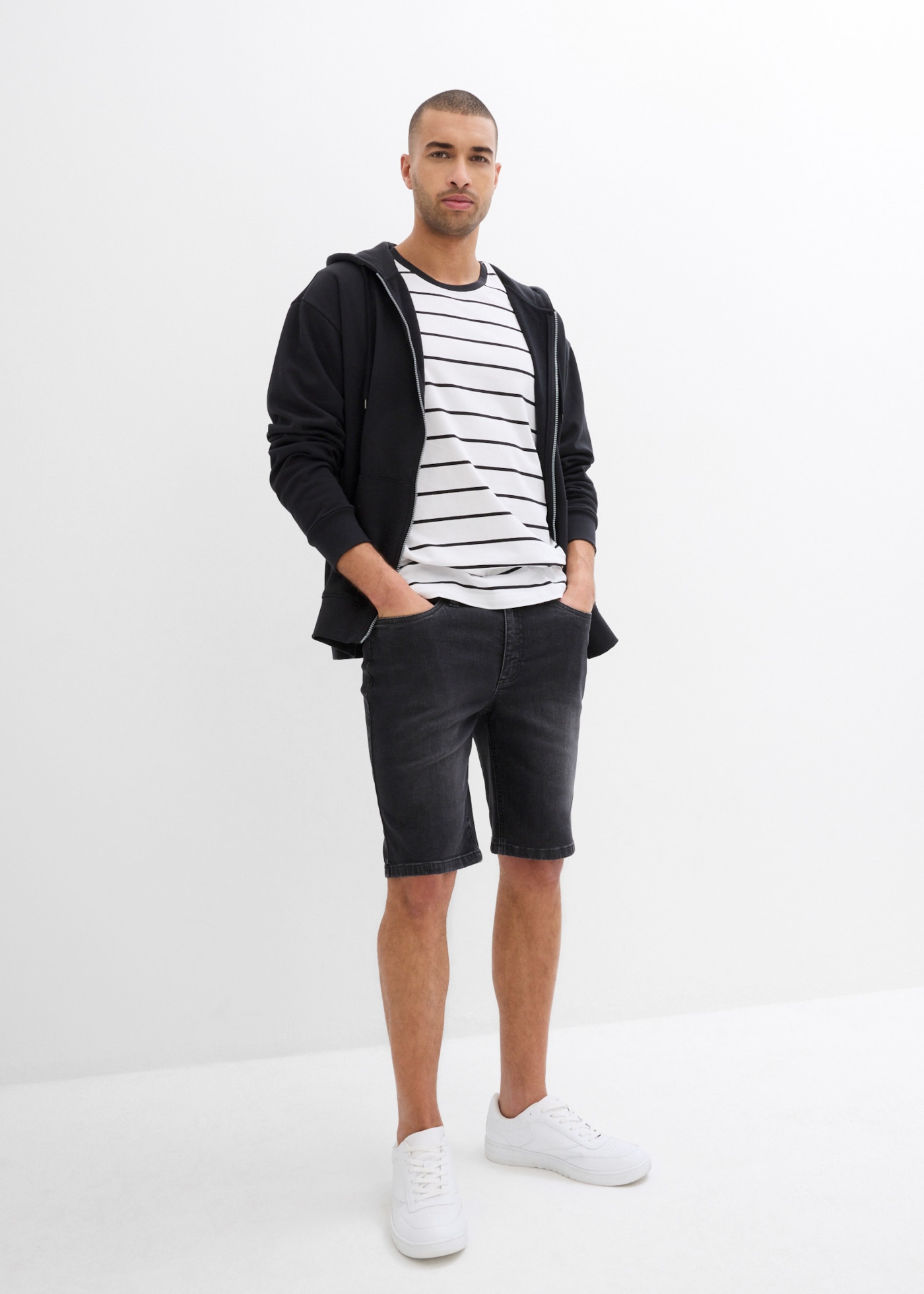 bonprix Jeansbermudas Packung, 2er, 2 mit Elasthan-Anteil, im Straight Fit, mit Used-Effekten, 5-Pocket-Form