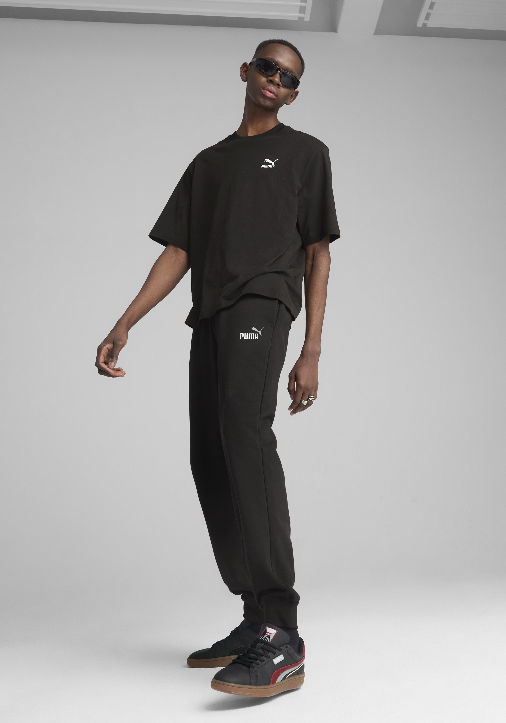 PUMA Trainingshose »ESS 2 COLOR NO. 1 LOGO SWEATPANTS FL CL«  sportlicher Stil, mit Eingrifftaschen, Regular Fit